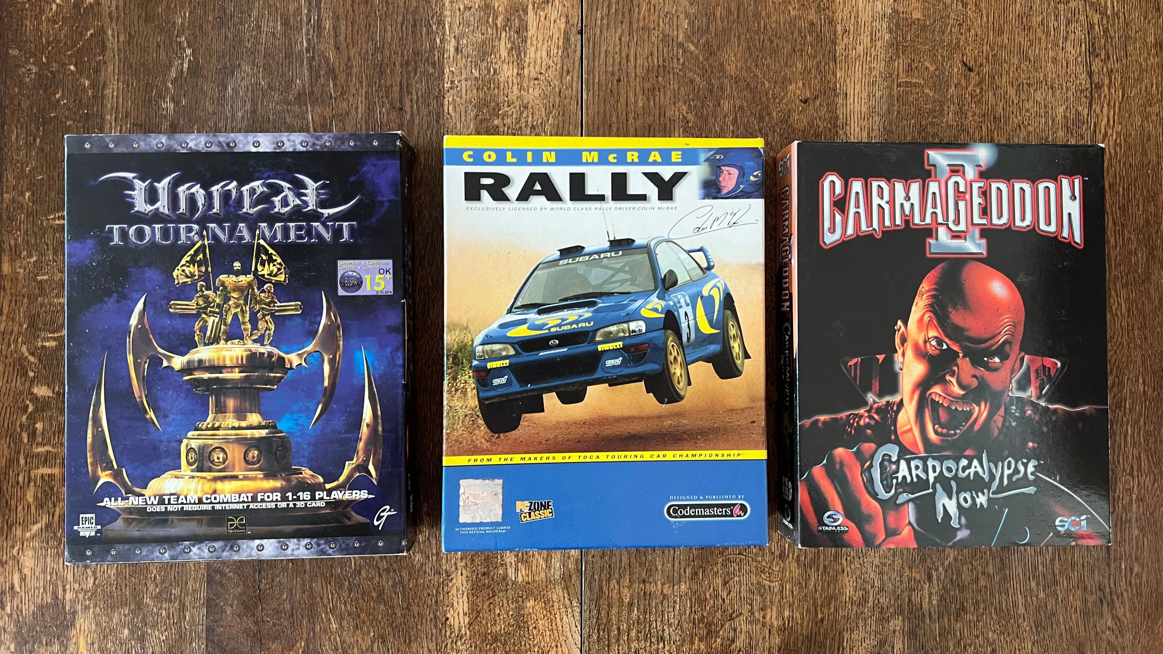 Hộp lớn các tựa game PC cổ điển được bày trên kệ, gợi nhớ thời kỳ mua game vật lý qua mail order hoặc tại cửa hàng