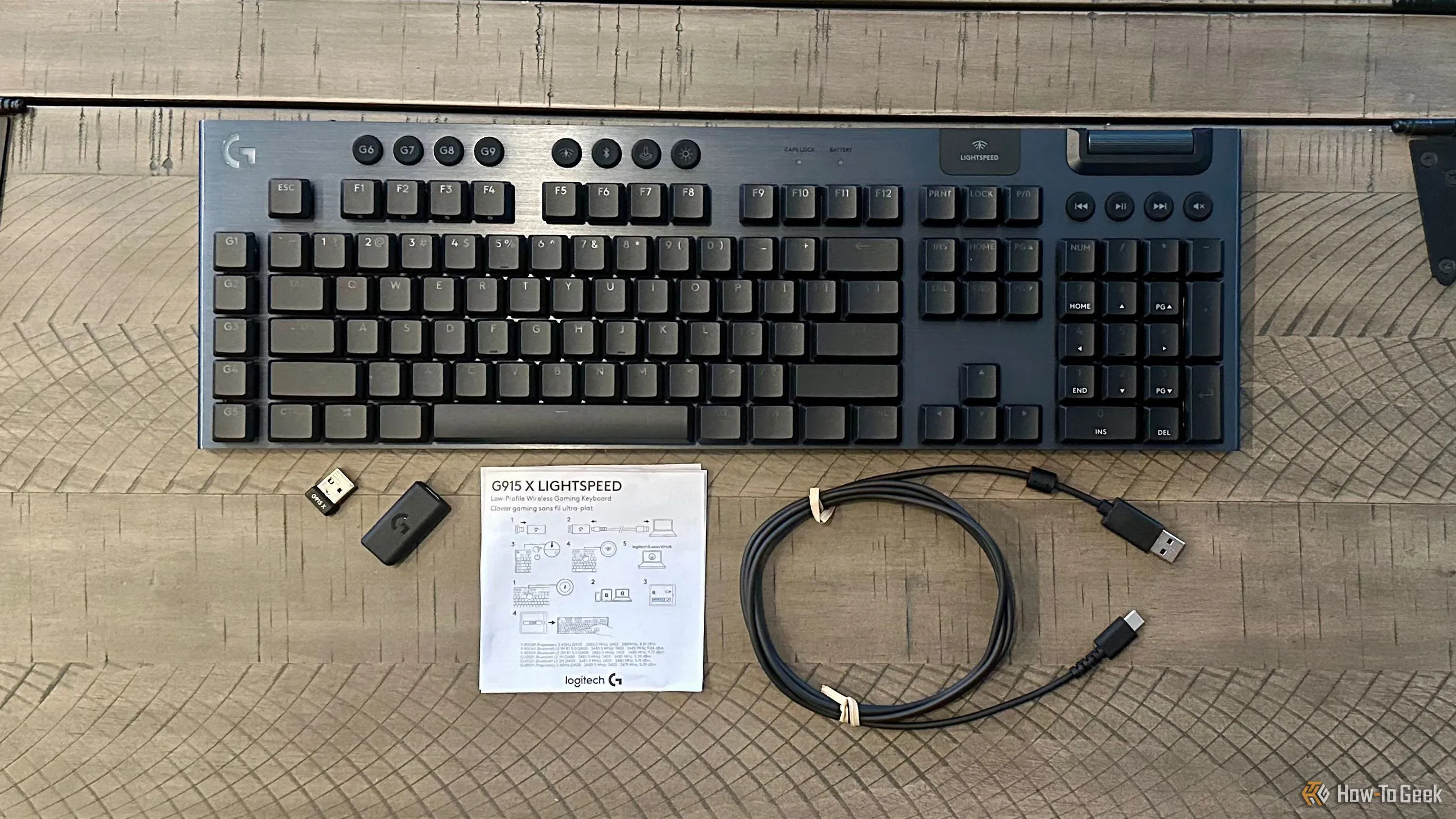 Hộp và các phụ kiện đi kèm bàn phím Logitech G915 X Lightspeed, bao gồm cáp sạc và đầu thu Lightspeed USB-A