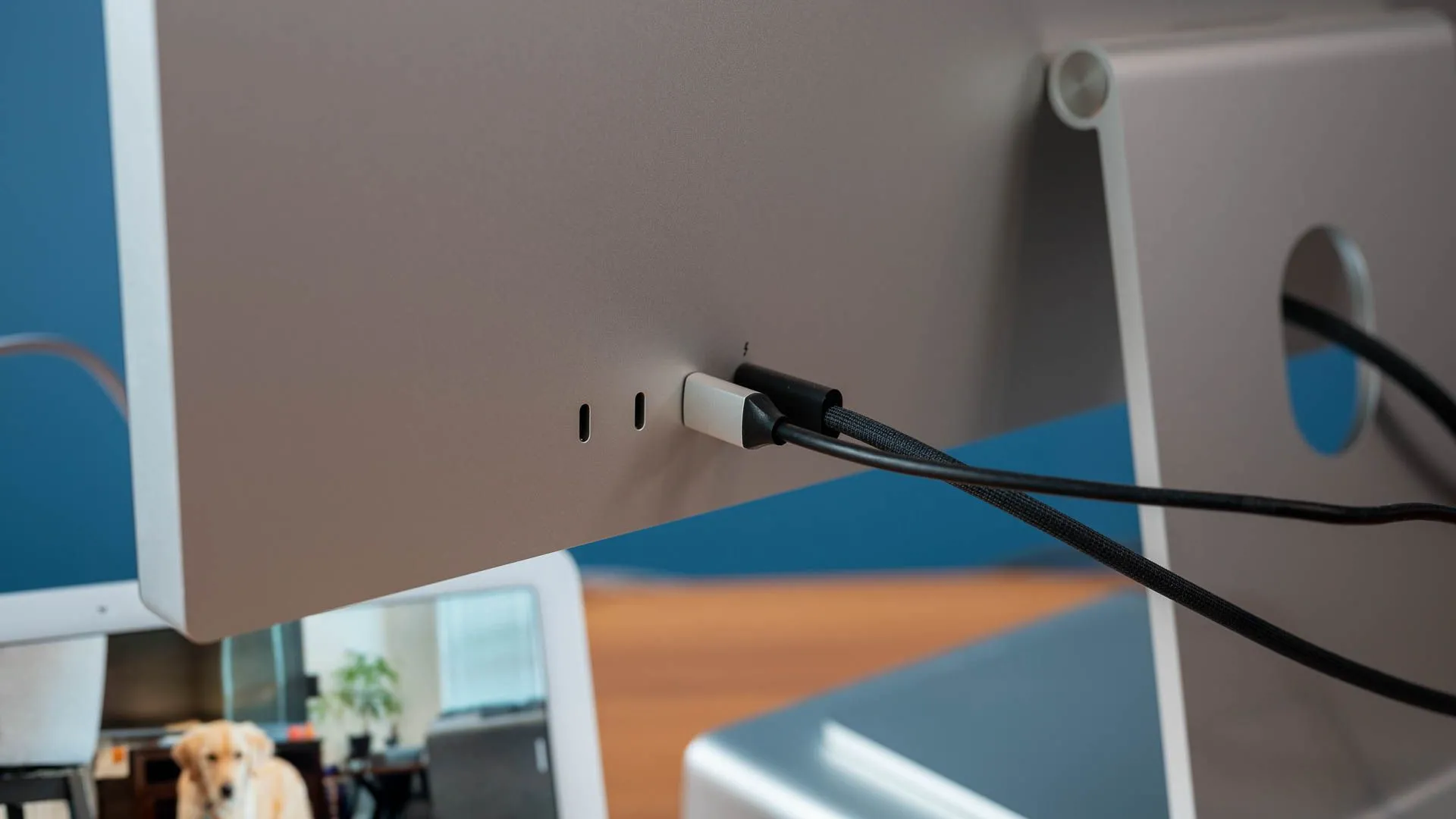 Hub USB-C Satechi cắm vào Apple Studio Display