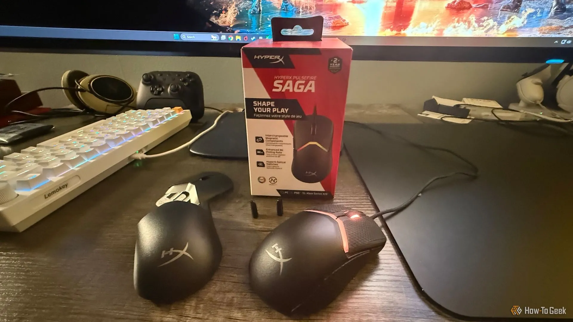 HyperX Pulsefire Saga trên bàn làm việc cùng với các bộ phận module và hộp sản phẩm