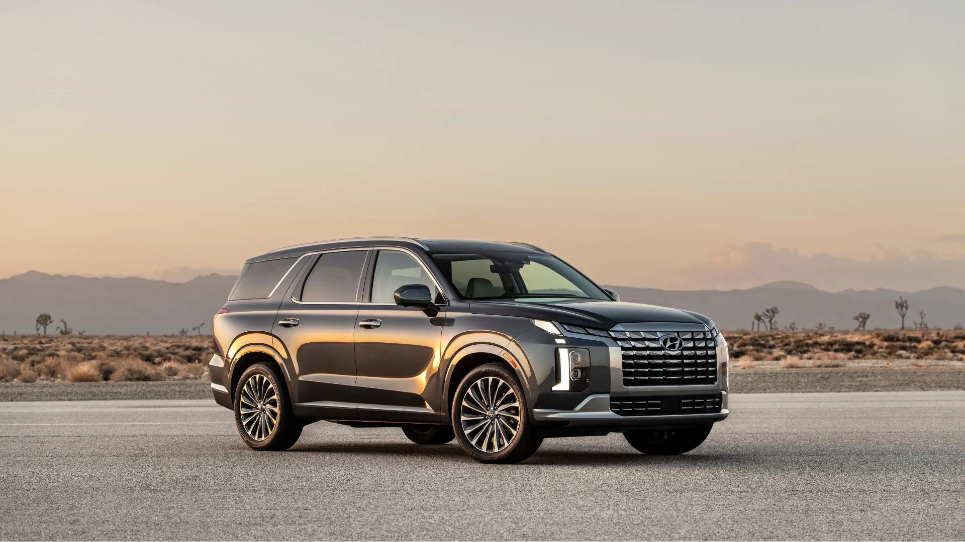 Hyundai Palisade 2025 màu xanh ngọc, ngoại thất sang trọng, đỗ trên đường