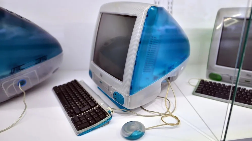 iMac G3 màu xanh mờ trong một phòng trưng bày
