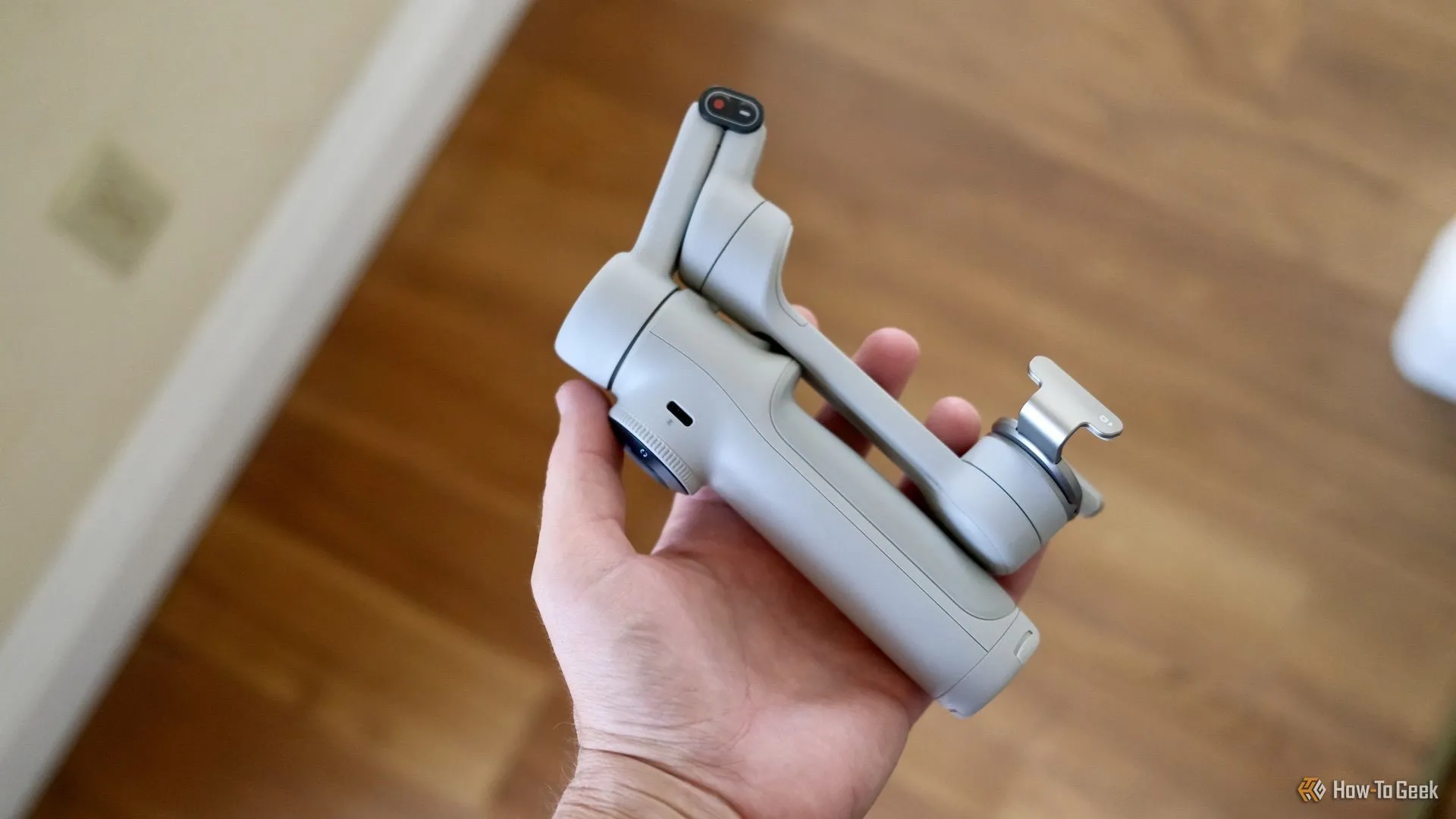 Insta360 Flow 2 gập gọn, tắt nguồn, đặt trên bề mặt