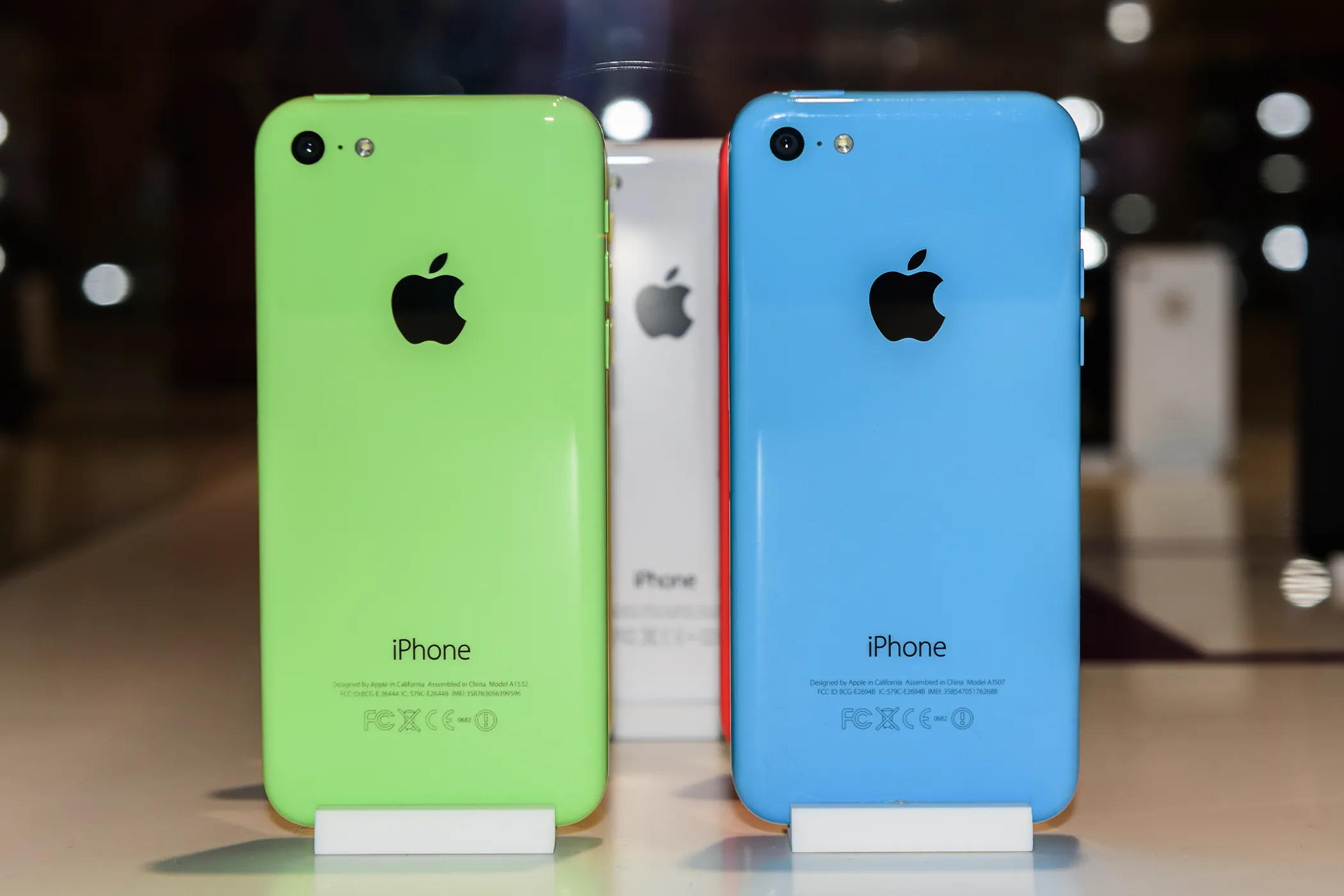 iPhone 5c trưng bày với nhiều màu sắc, minh chứng cho thiết kế vỏ nhựa đầy màu sắc của Apple.