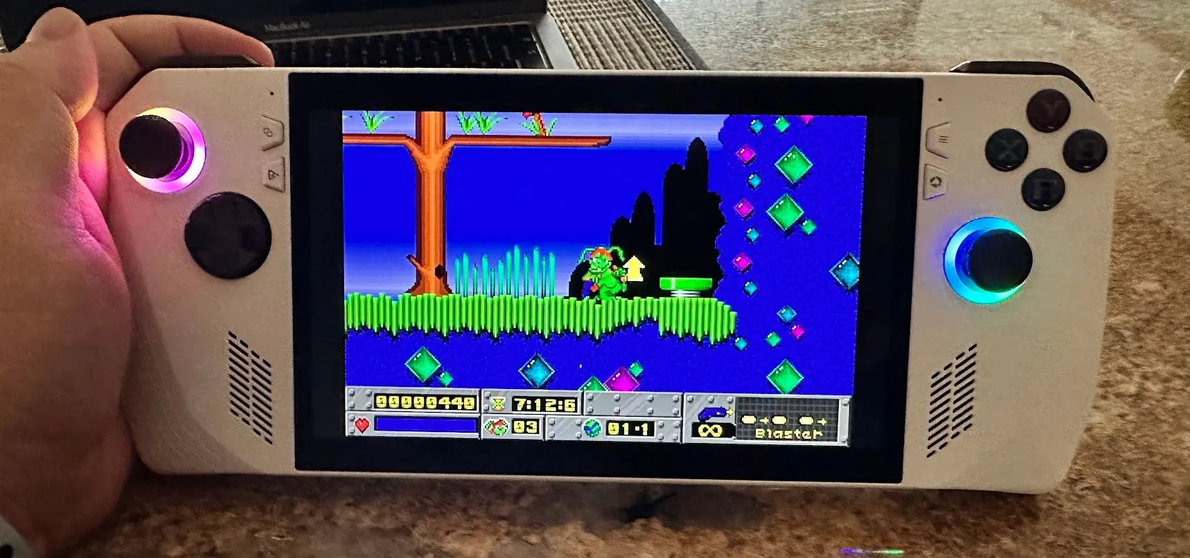 Jazz Jackrabbit đang chạy trên thiết bị chơi game cầm tay ROG Ally, cho thấy tính di động của game
