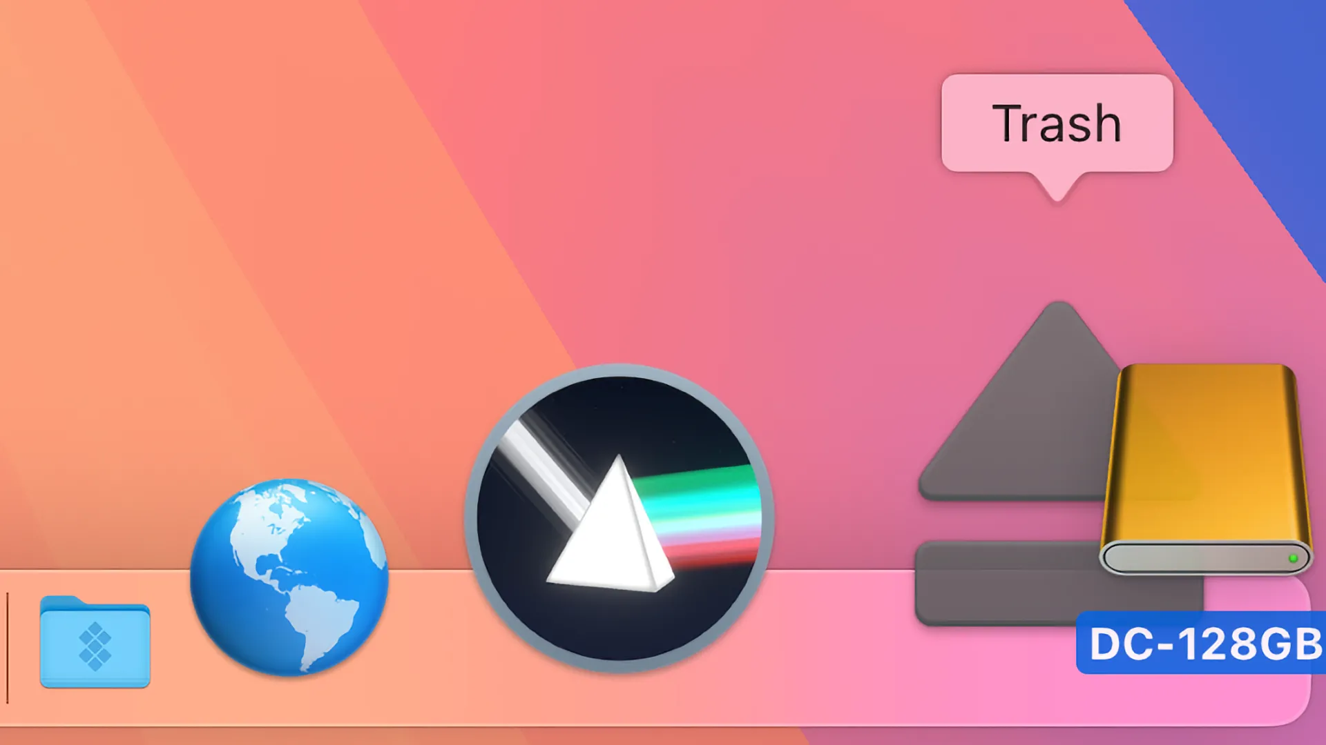 Kéo biểu tượng ổ đĩa ngoài vào thùng rác trong Dock để đẩy ổ đĩa an toàn trên macOS.