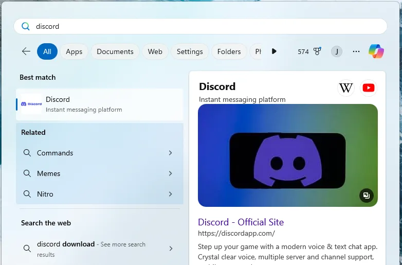 Kết quả tìm kiếm Discord trong thanh tìm kiếm Windows 11, hiển thị cả ứng dụng và kết quả web.