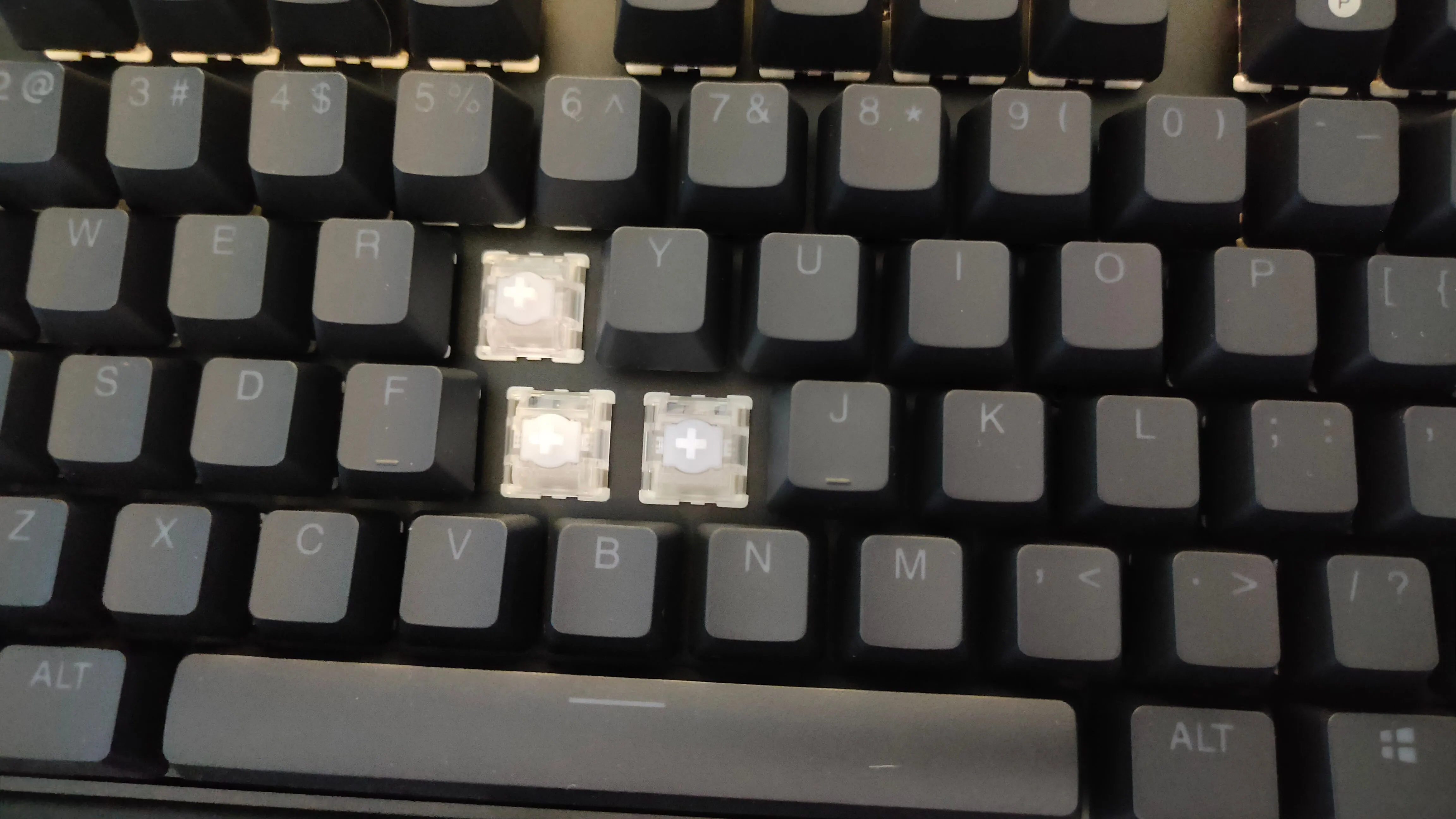 Keycap đã tháo rời, để lộ switch Hall Effect Gateron trên bàn phím SteelSeries Apex Pro Gen 3 TKL Wireless