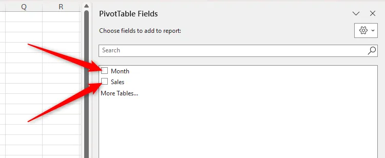 Khung PivotTable Fields của Excel với các trường Month và Sales hiển thị, cùng các ô kiểm tương ứng được đánh dấu.