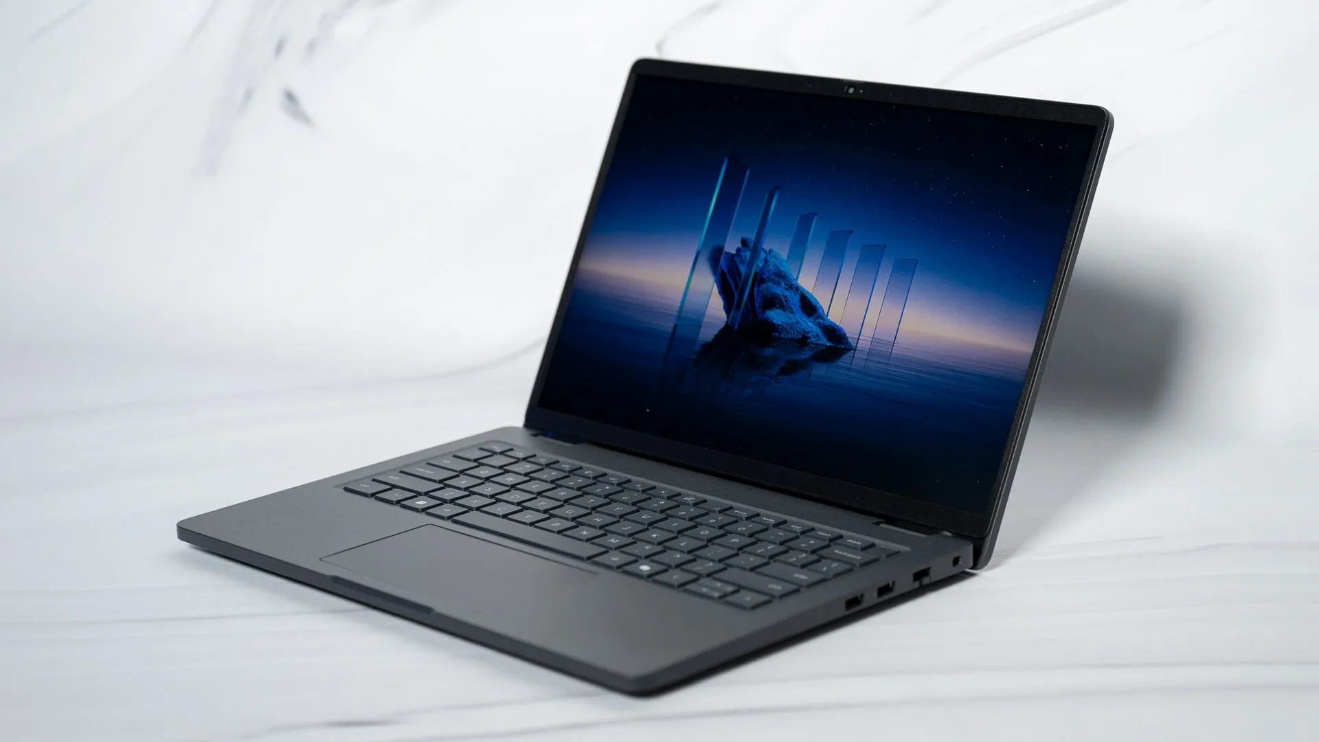 Laptop Dell Pro 14 với thiết kế tinh tế