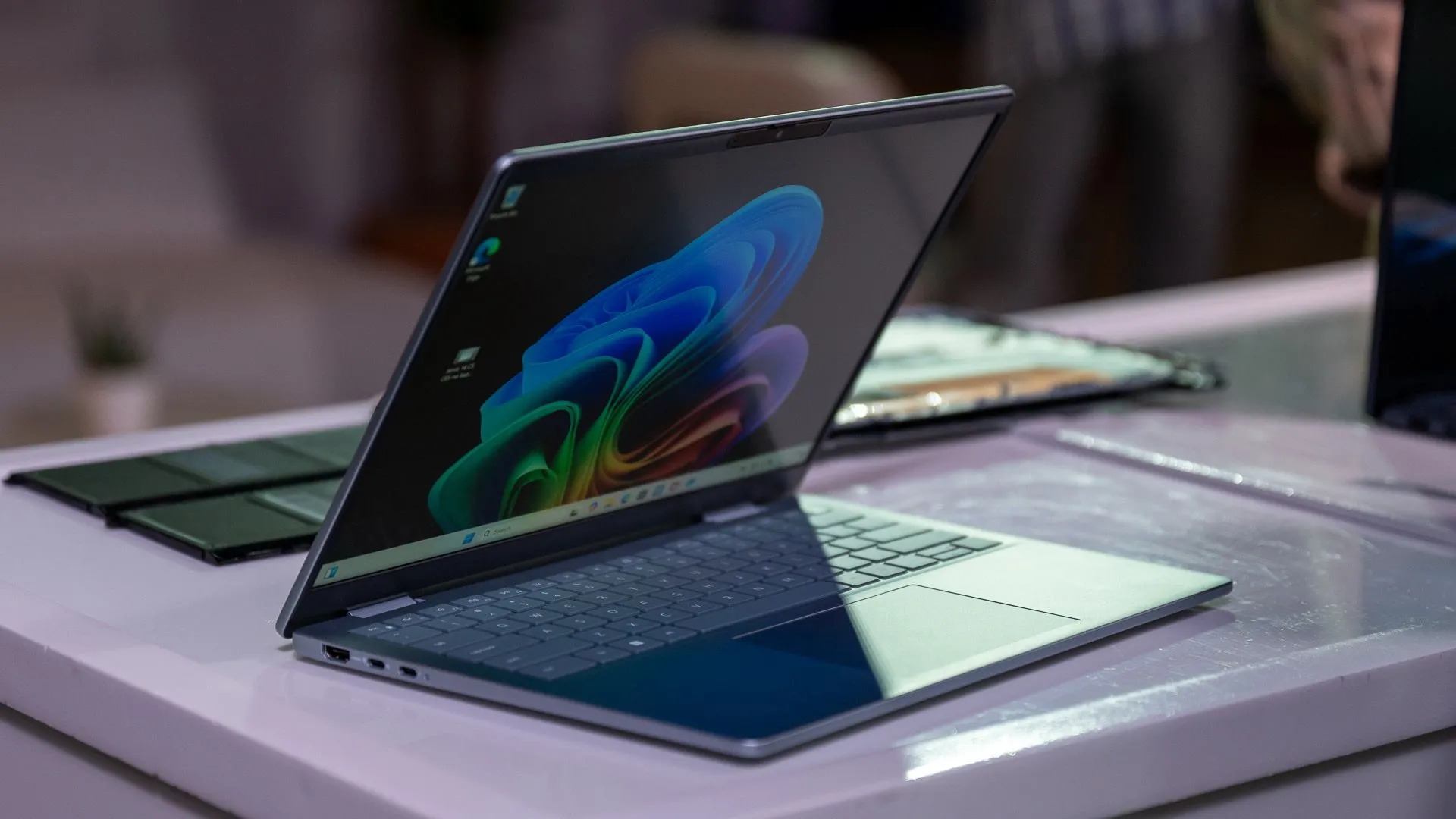 Laptop Dell Pro Premium mới với thiết kế hiện đại