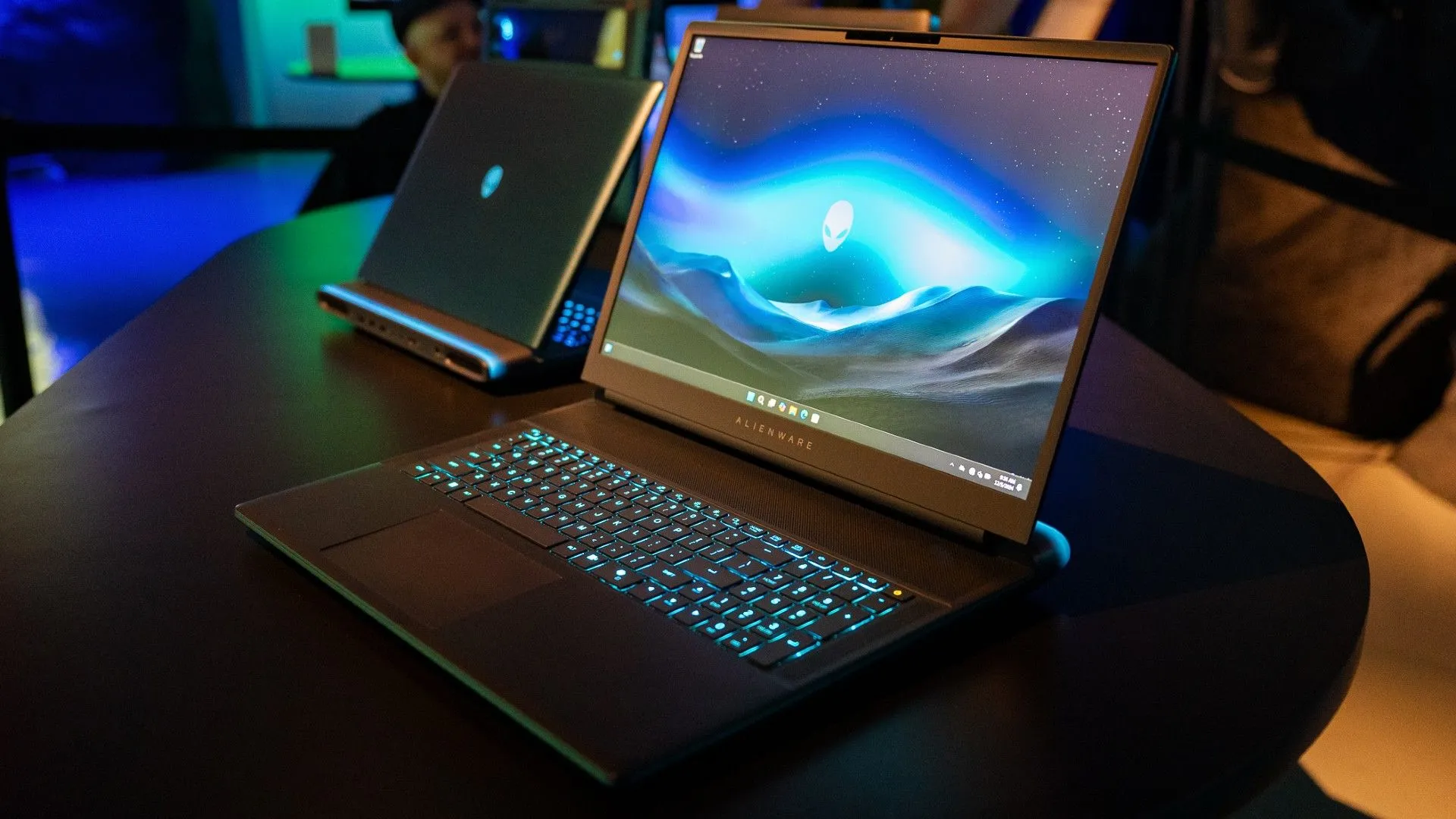 Laptop gaming Alienware 18 Area-51 trên bàn