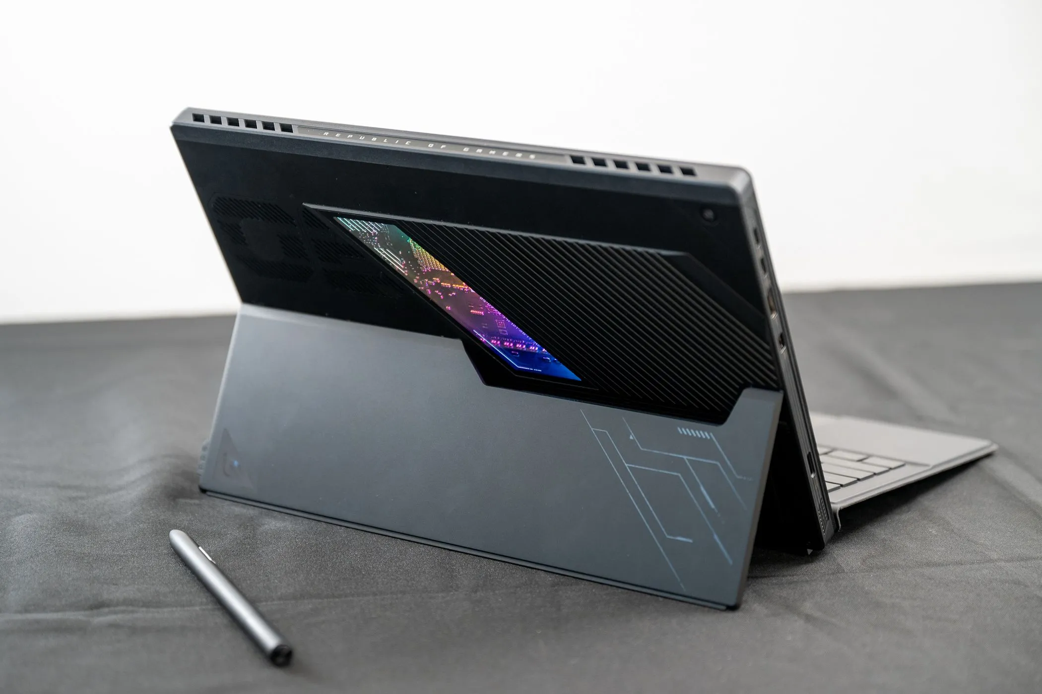Laptop gaming lai ASUS ROG Flow Z13 phiên bản 2025
