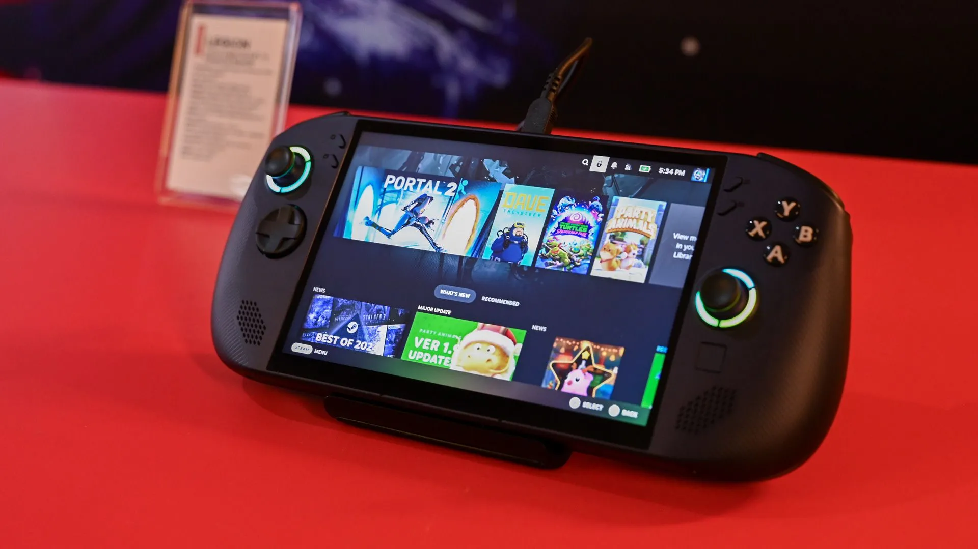 Lenovo Legion Go S đang chạy SteamOS, thể hiện trải nghiệm người dùng mượt mà trên thiết bị chơi game cầm tay