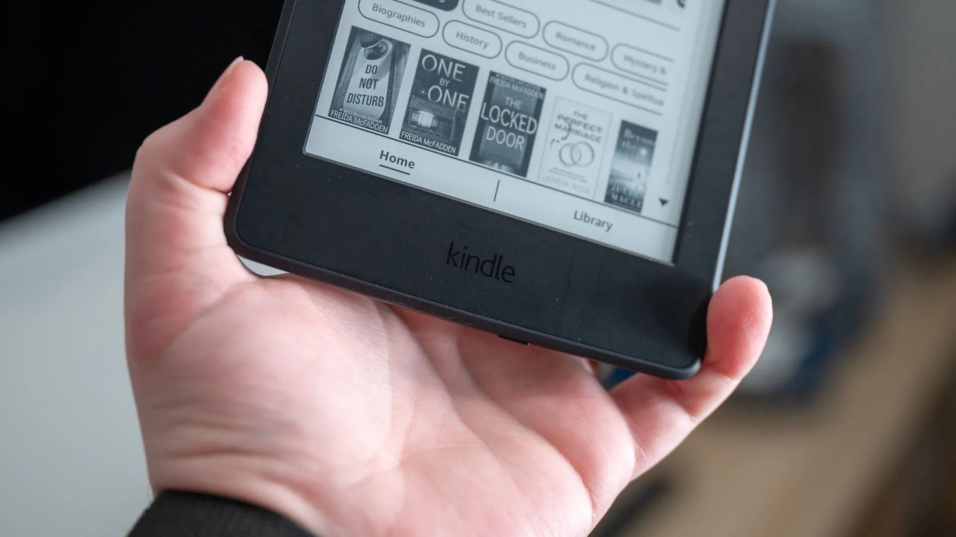 Logo Kindle trên mặt trước máy đọc sách Kindle Paperwhite 2015