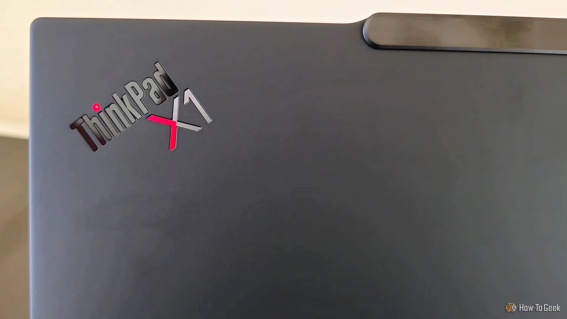 Logo ThinkPad trên laptop Lenovo ThinkPad X1 Carbon Gen 13 Aura Edition