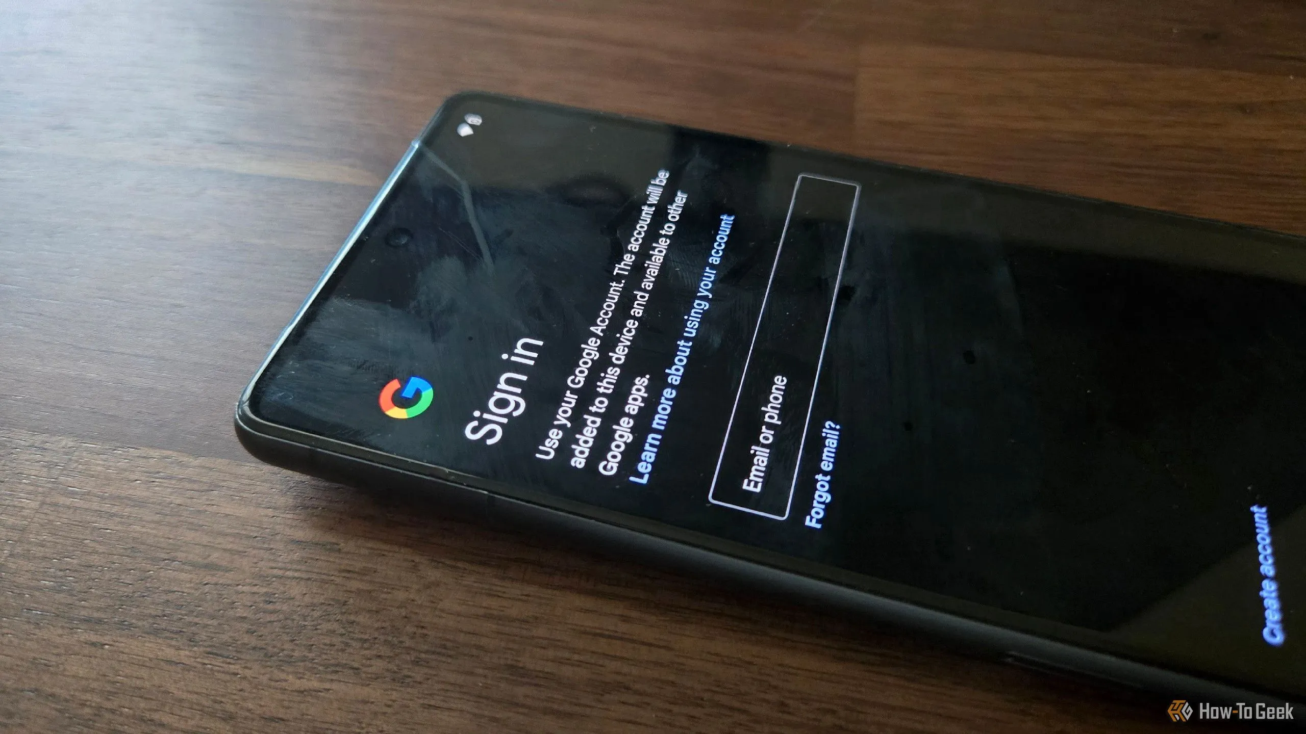 Lời nhắc đăng nhập tài khoản Google trên Pixel 7, minh họa sự phụ thuộc vào hệ sinh thái Google.