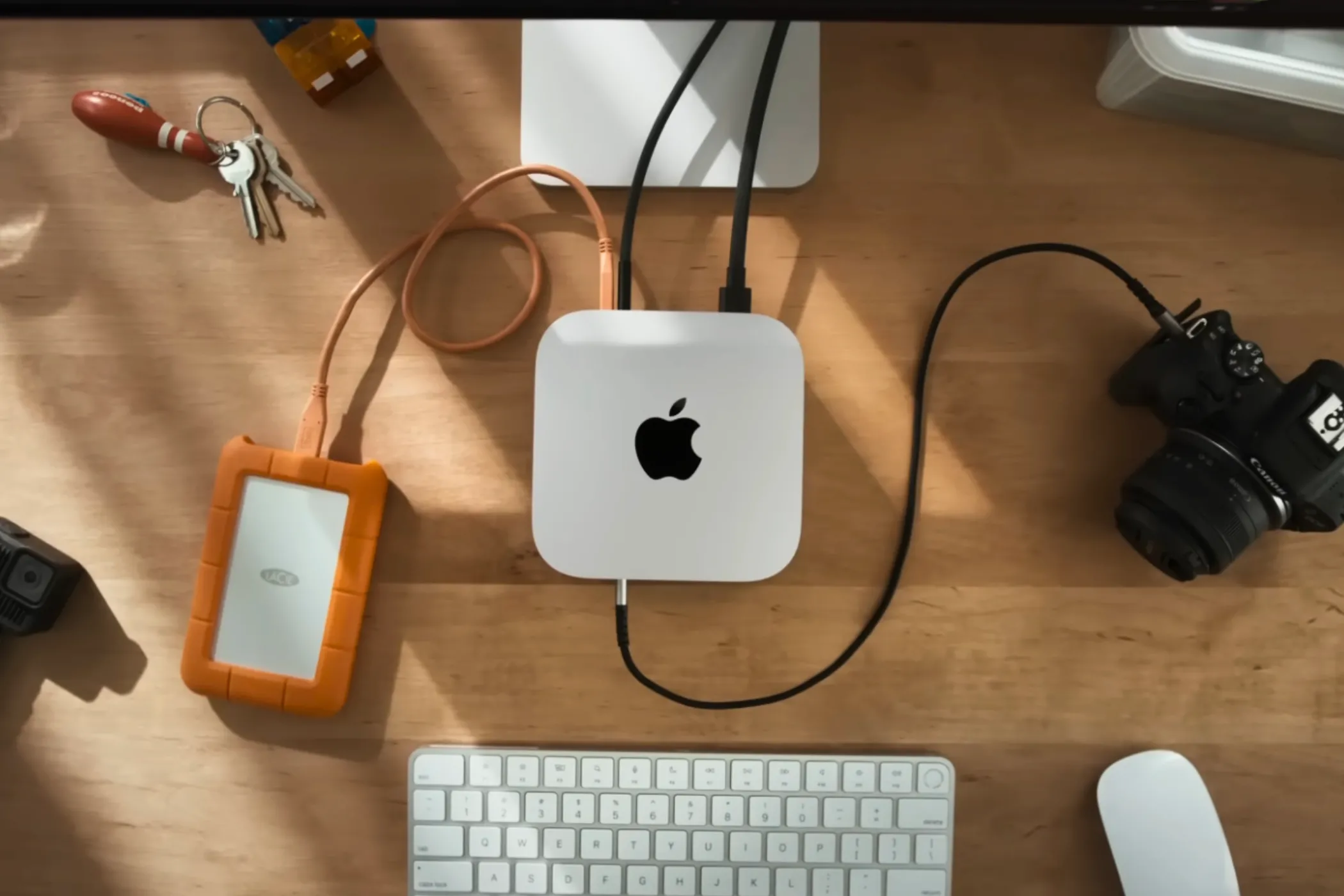 Mac mini M4 trên bàn làm việc, minh họa thiết bị Apple hỗ trợ Thunderbolt