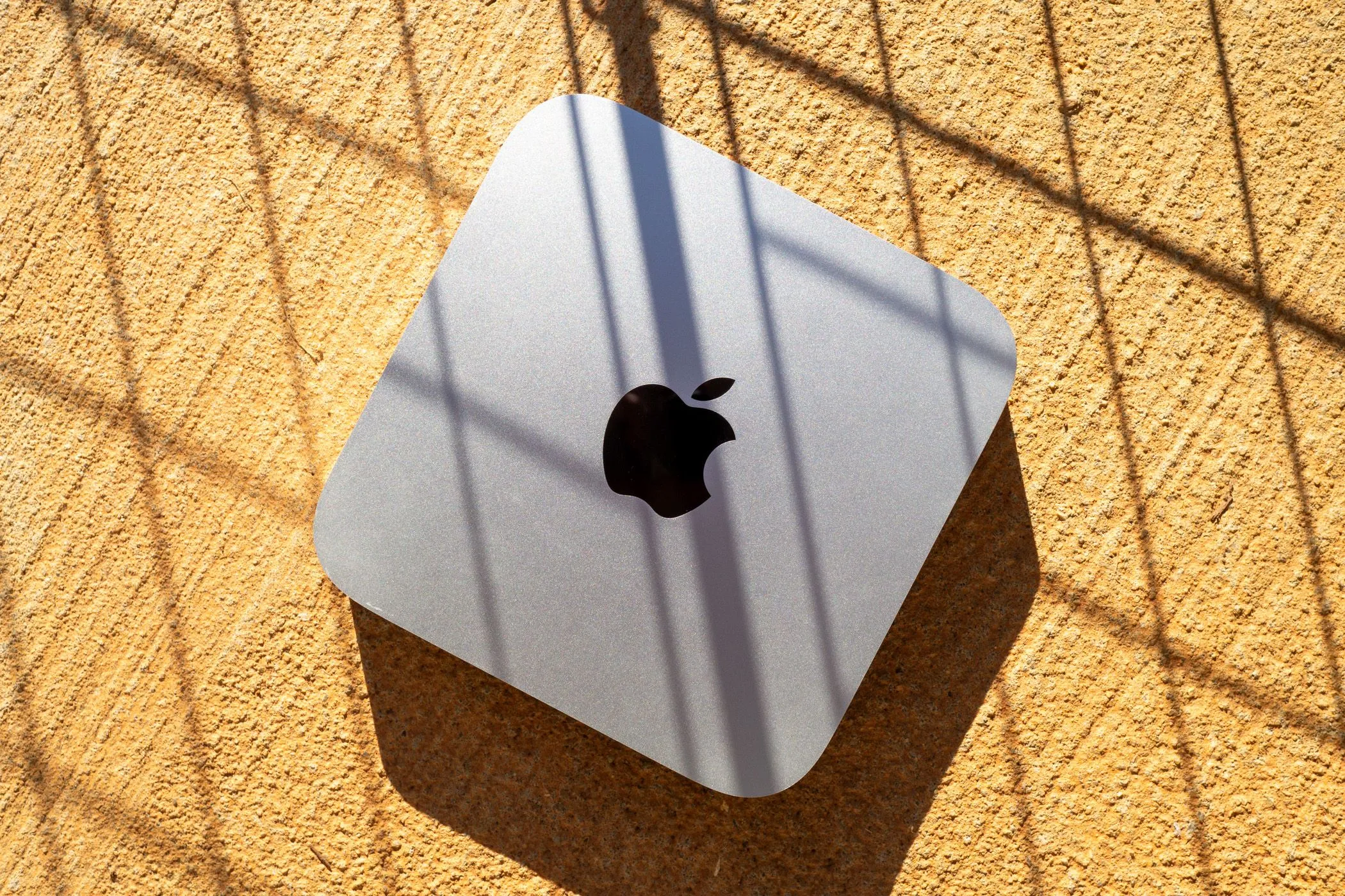 Mac mini trên bề mặt bê tông