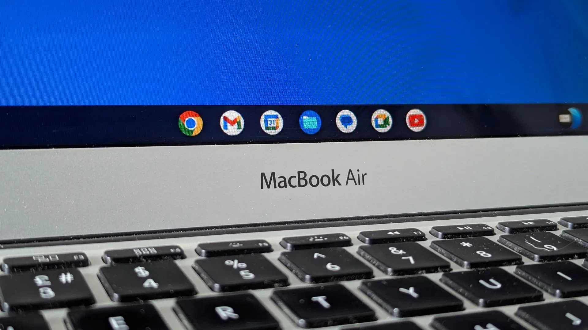 MacBook Air cũ đang chạy ChromeOS Flex, minh họa sự linh hoạt và khả năng hồi sinh phần cứng cũ với ChromeOS