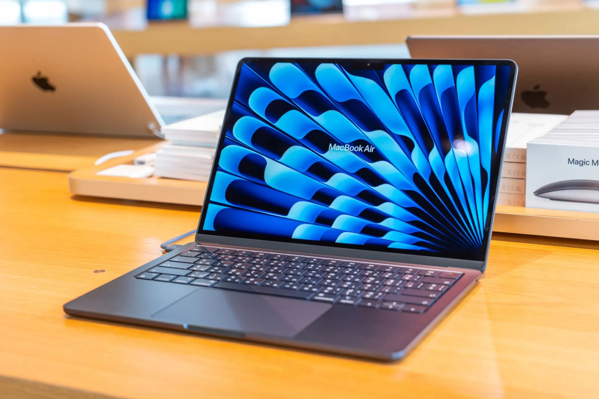 MacBook Air màu đen trong cửa hàng Apple với đèn chiếu sáng