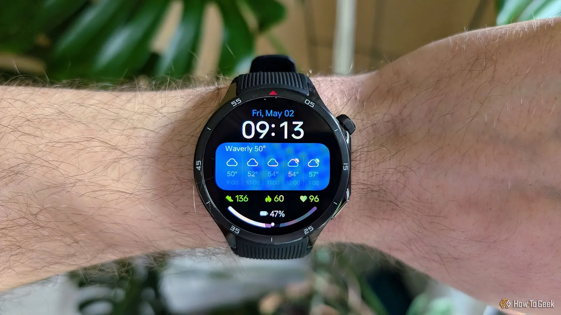 Màn hình AMOLED sống động của OnePlus Watch 3 hiển thị rõ nét ngay cả khi đeo trên tay.
