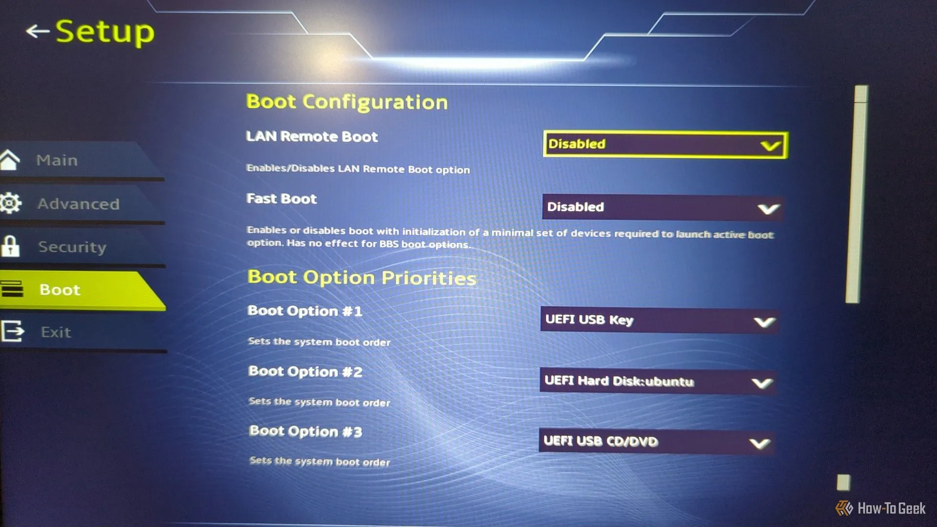 Màn hình BIOS/UEFI của một máy tính xách tay hiển thị các tùy chọn khởi động, minh họa bước quan trọng để boot từ USB cài đặt Bazzite Linux.
