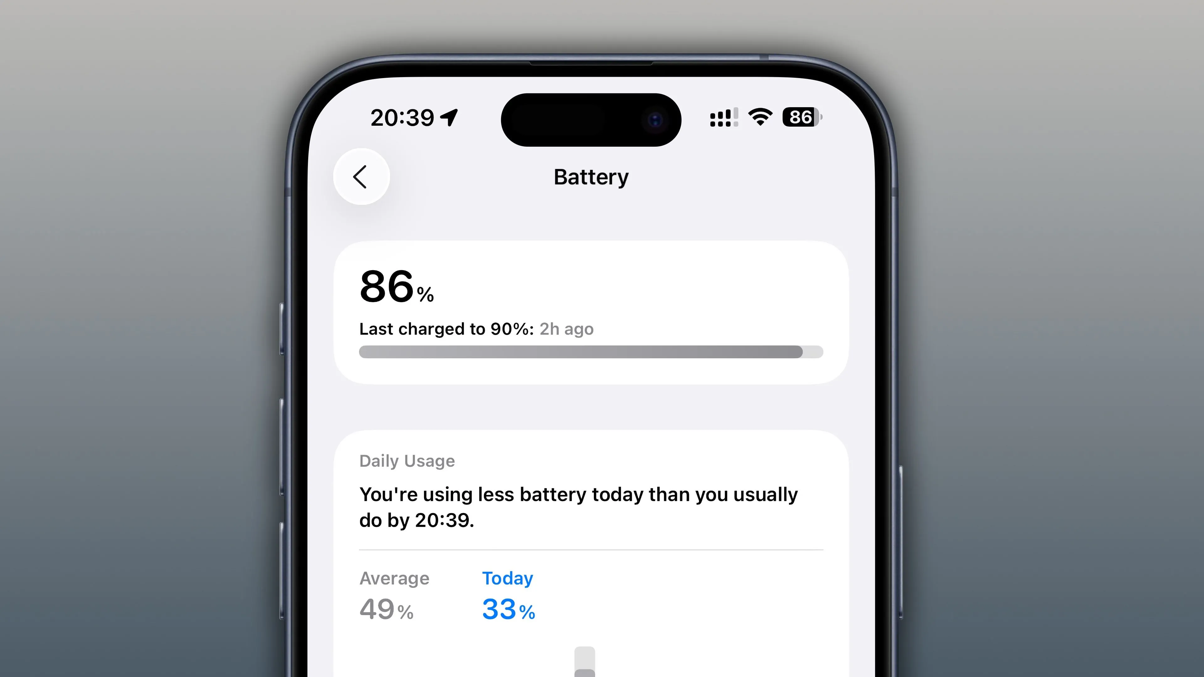 Màn hình cài đặt iPhone hiển thị tổng quan mức sử dụng pin, có thể bao gồm tính năng tối ưu AI.