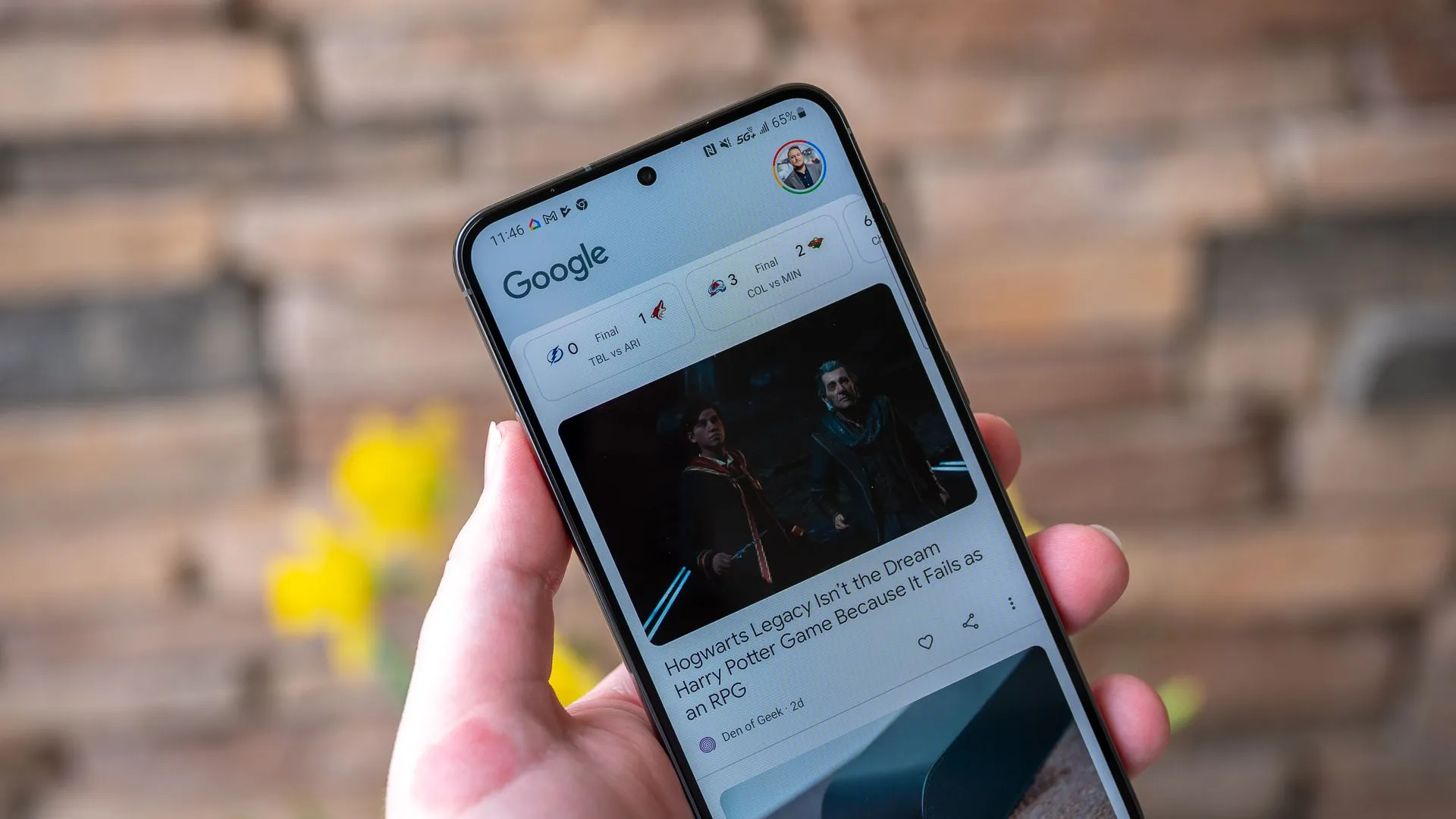 Màn hình Google Discover hiển thị tin tức về Samsung Galaxy S23+, minh họa việc phân biệt tin thật giả