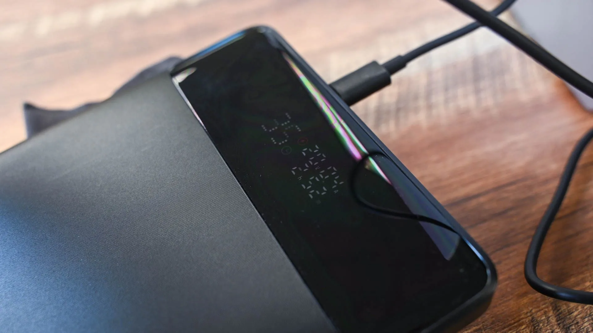 Màn hình hiển thị trên sạc dự phòng Baseus 20,000mAh 100W, thiết bị cần thiết cho game thủ di động.