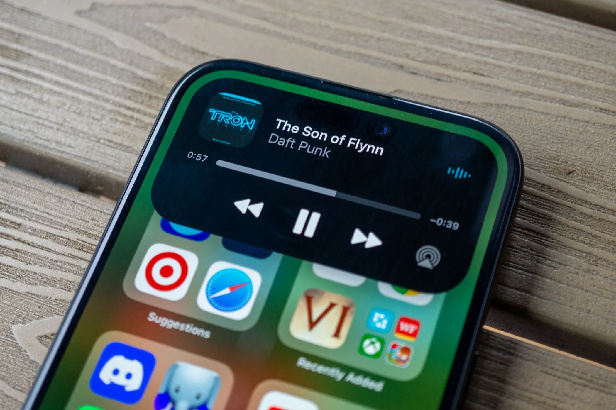 Màn hình iPhone 15 hiển thị Dynamic Island với giao diện điều khiển nhạc đang phát