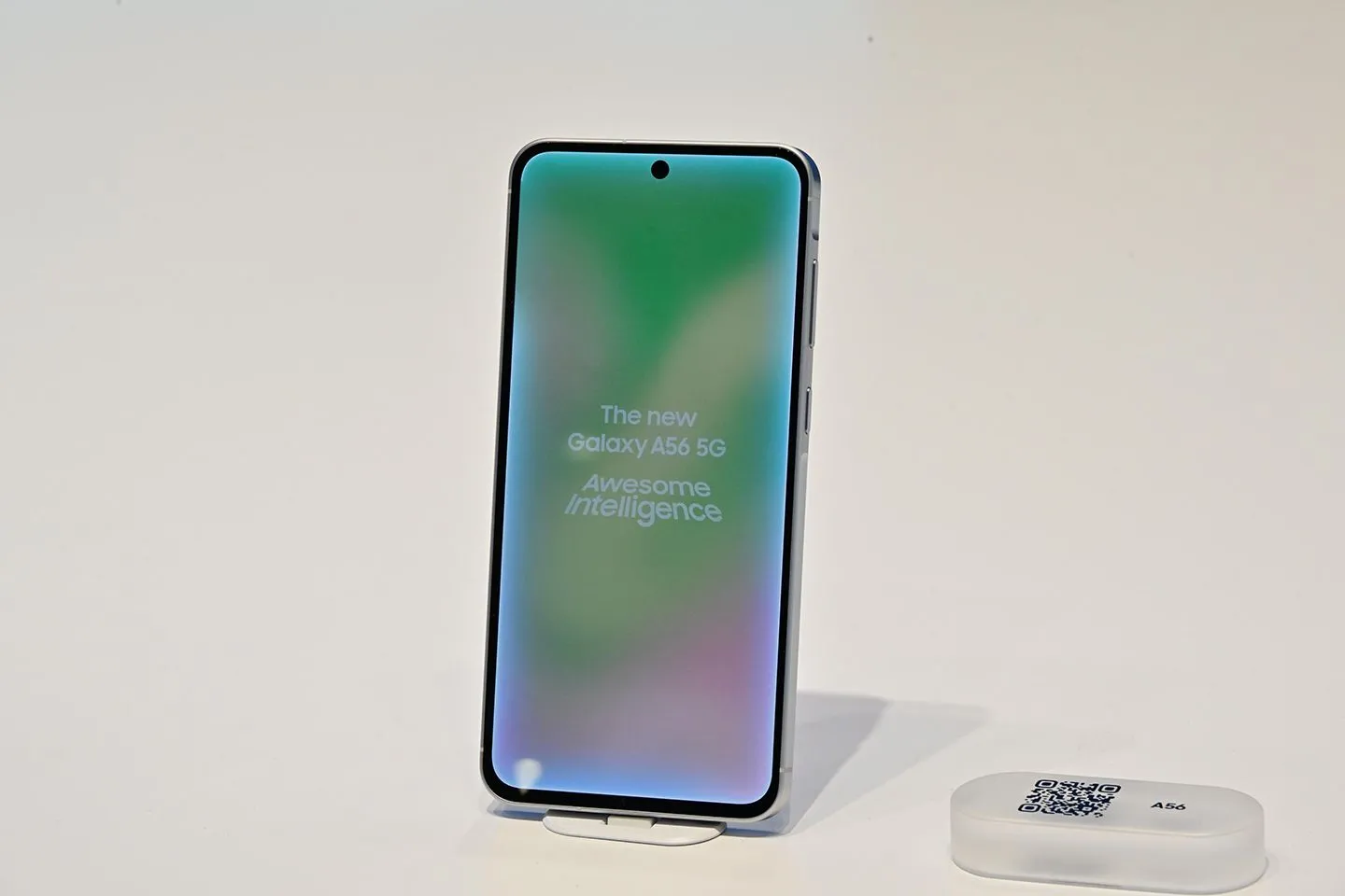 Màn hình lớn của Samsung Galaxy A56 hiển thị sắc nét với viền màn hình tối ưu, tối ưu cho trải nghiệm giải trí