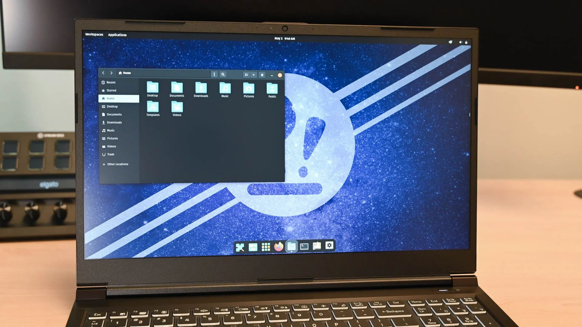 Màn hình máy tính xách tay chạy Linux hiển thị trình quản lý tệp, minh họa khả năng tương thích mượt mà của Kdenlive với môi trường X11 hoặc Wayland.