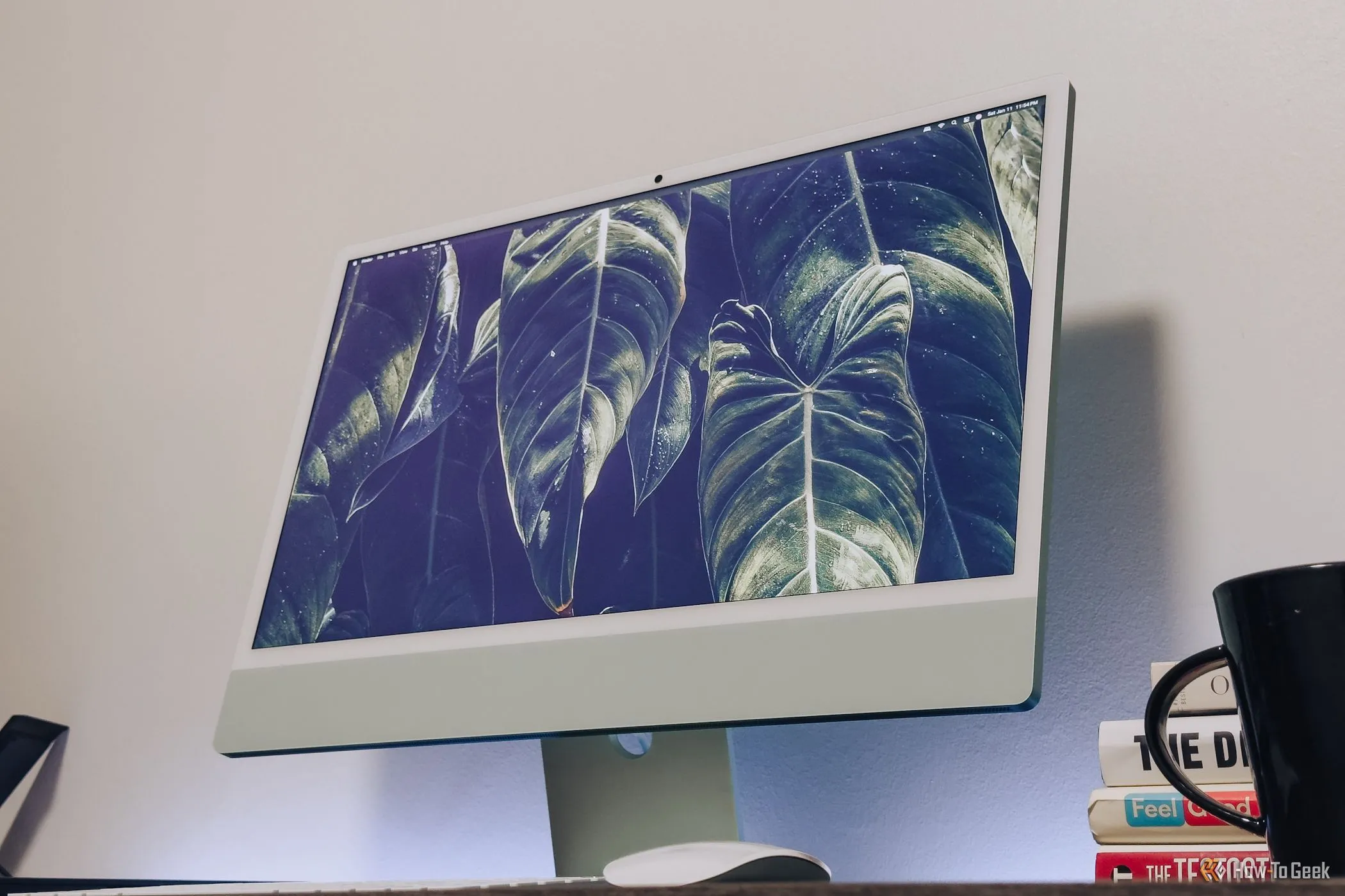Màn hình Retina 4.5K của iMac M4 màu xanh hiển thị rõ nét từ góc nhìn thấp.