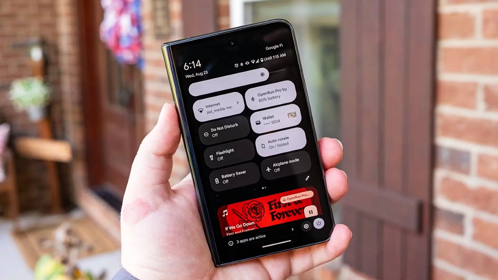Màn hình thông báo và cài đặt nhanh trên Google Pixel Fold khi điện thoại gập lại, hiển thị tùy chọn Chế độ khách