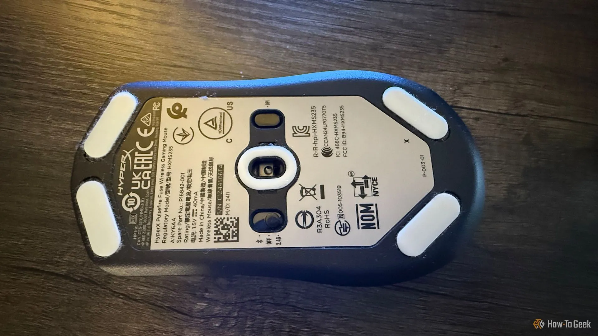 Mặt đáy của chuột HyperX Pulsefire Fuse, hiển thị feet chuột và cảm biến