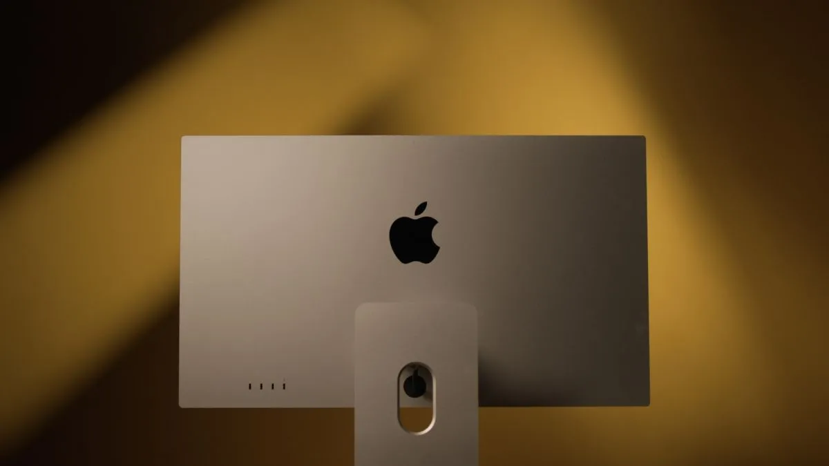 Mặt lưng của màn hình Apple Studio Display với thiết kế tối giản, tập trung vào chất lượng hiển thị Retina