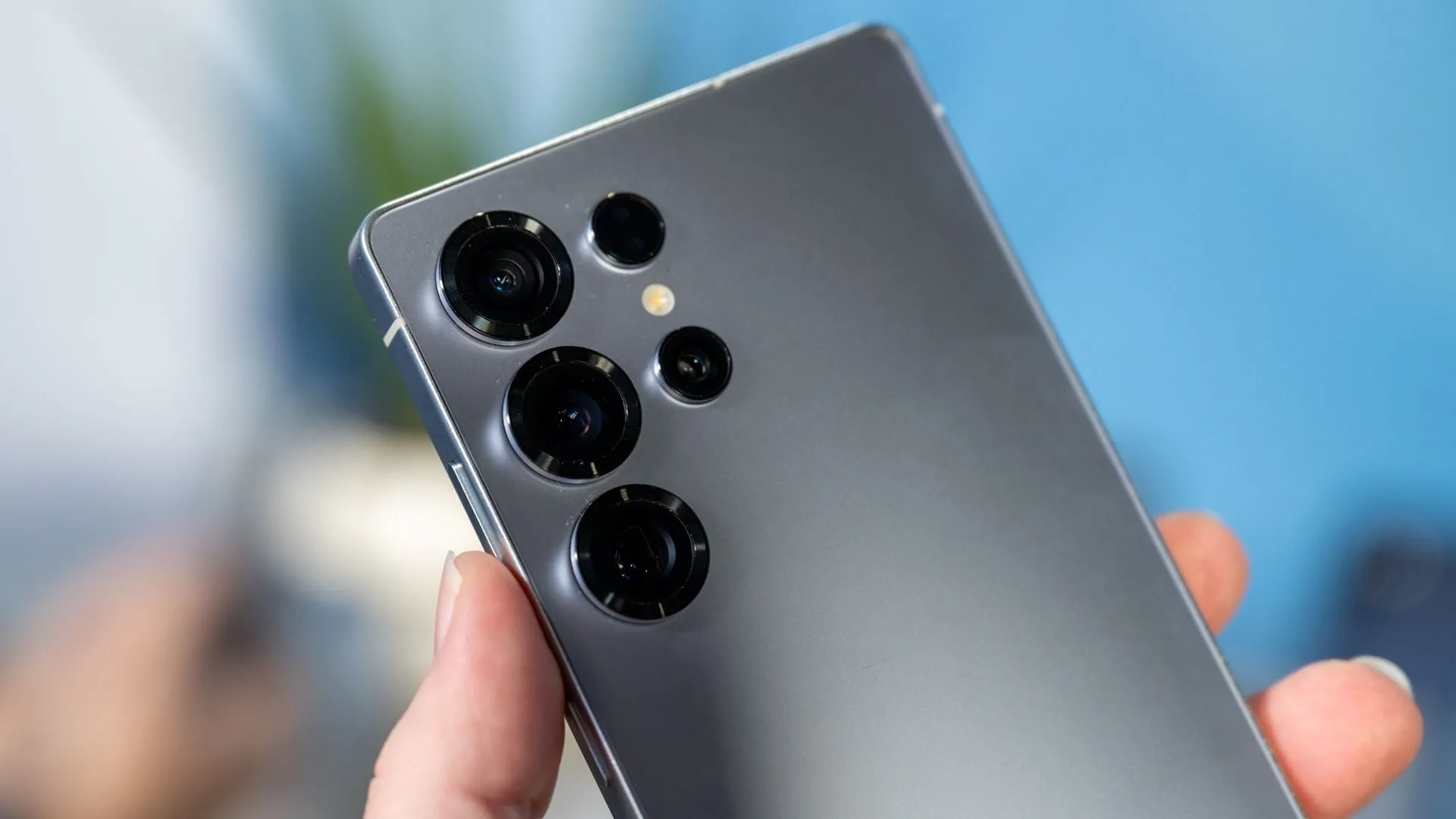 Mặt lưng cụm camera Samsung Galaxy S25 Ultra, nhấn mạnh hệ thống ống kính chuyên nghiệp.
