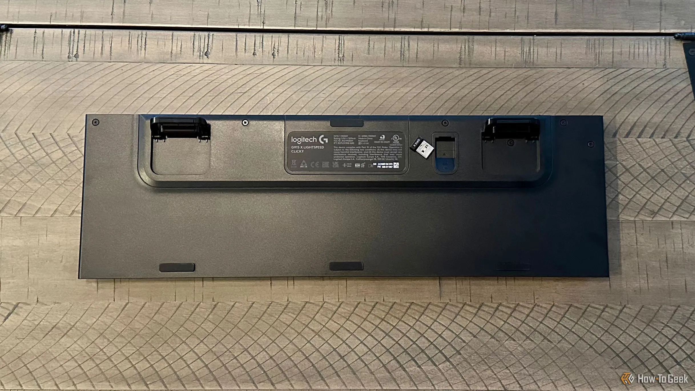 Mặt sau bàn phím Logitech G915 X Lightspeed, hiển thị chân đế có thể điều chỉnh và khe chứa đầu thu USB Lightspeed