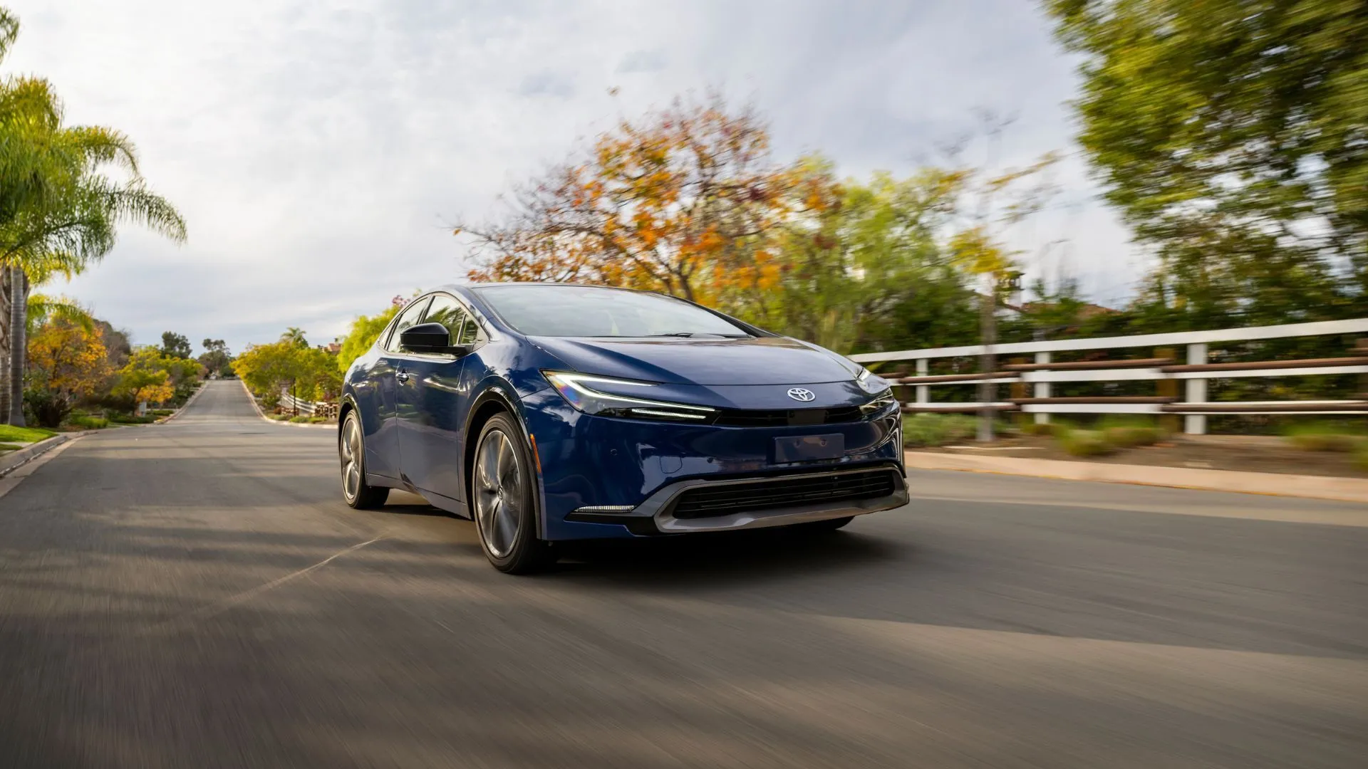 Mẫu xe hybrid Toyota Prius Limited 2025 màu xanh, biểu tượng cho thành công của xe hybrid Toyota.