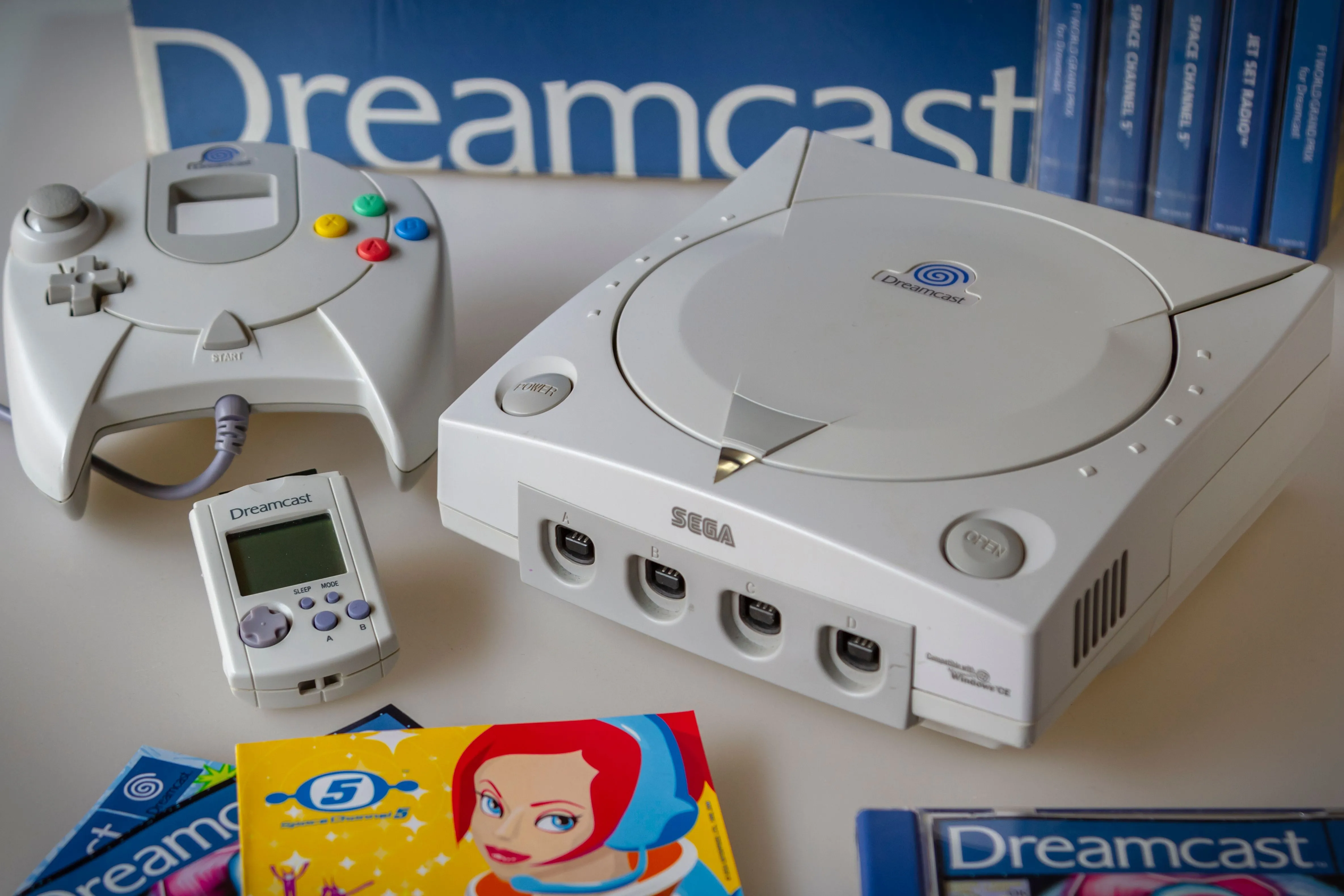 Máy chơi game Sega Dreamcast cùng tay cầm và VMU, biểu tượng của kỷ nguyên game tầm trung đa dạng và sáng tạo