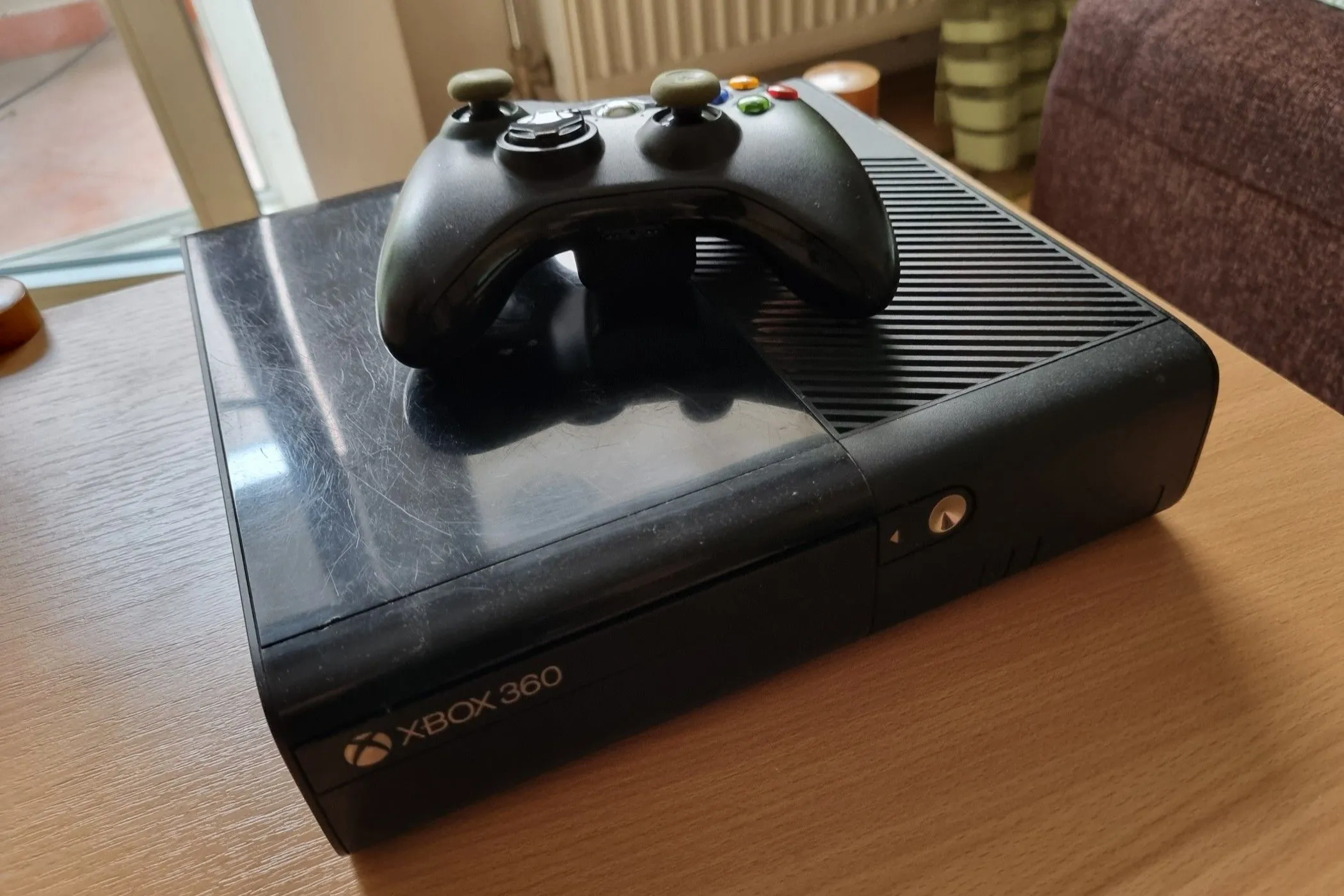 Máy chơi game Xbox 360 phiên bản E màu đen cùng tay cầm
