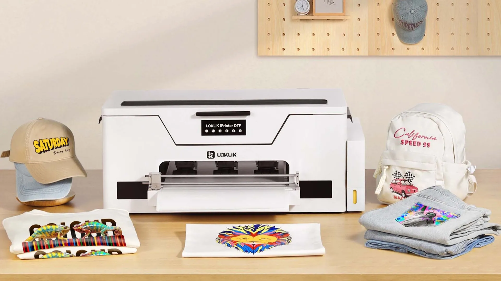 Máy in LOKLiK iPrinter DTF với quần áo trên bàn, minh họa khả năng in ấn đa dạng tại nhà.