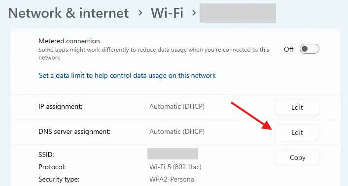 Menu Cài đặt Wi-Fi trên Windows 11, mũi tên đỏ chỉ vào nút &quot;Chỉnh sửa&quot; cho tùy chọn gán máy chủ DNS.