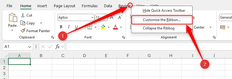 Menu chuột phải trên thanh Ribbon của Excel đã được mở, và tùy chọn Customize The Ribbon được chọn