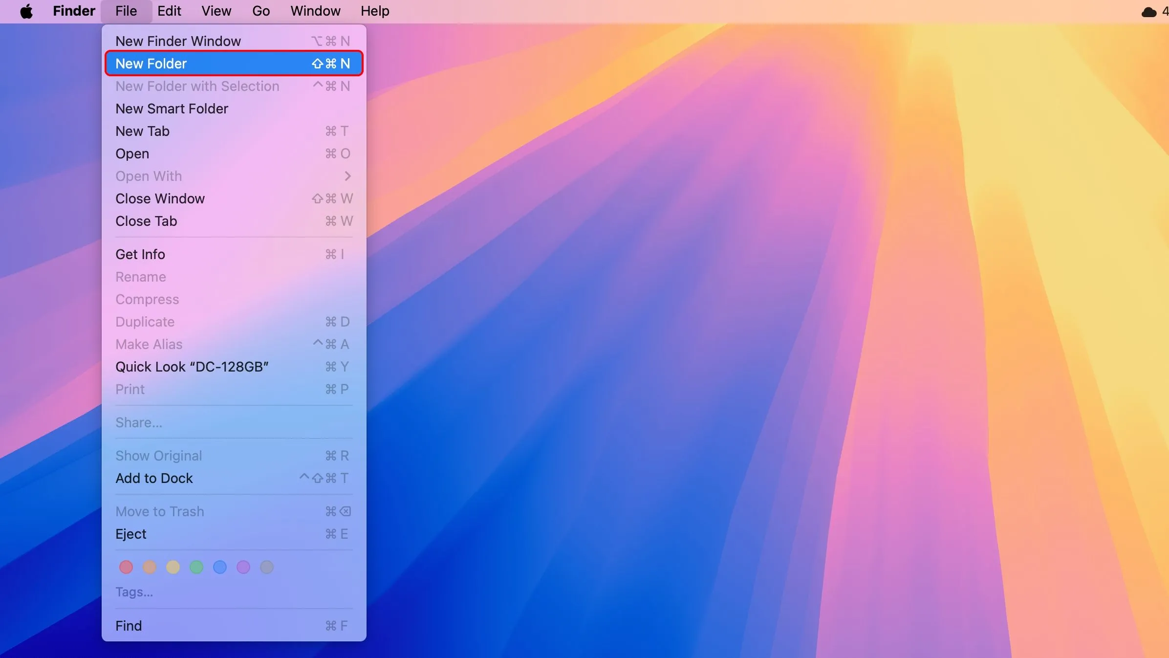 Menu Tệp trong Finder trên macOS hiển thị tùy chọn &quot;New Folder&quot; để tạo thư mục mới.