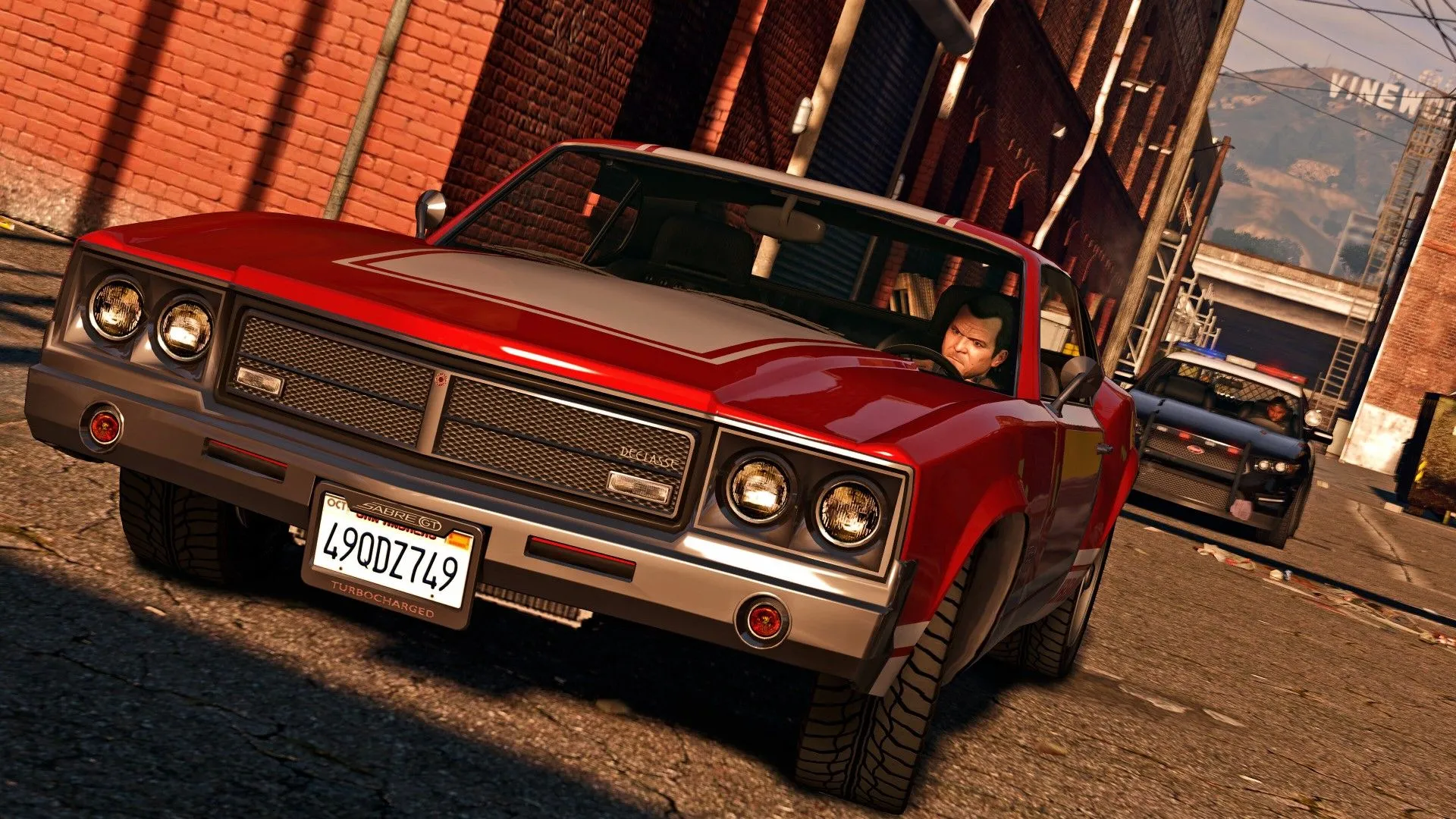 Michael trong xe hơi cố gắng thoát khỏi cảnh sát trong Grand Theft Auto V