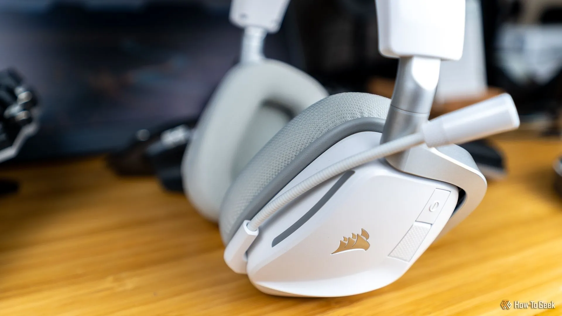 Microphone có thể gập lên của tai nghe Corsair Void Wireless V2, minh họa tính năng chống ồn