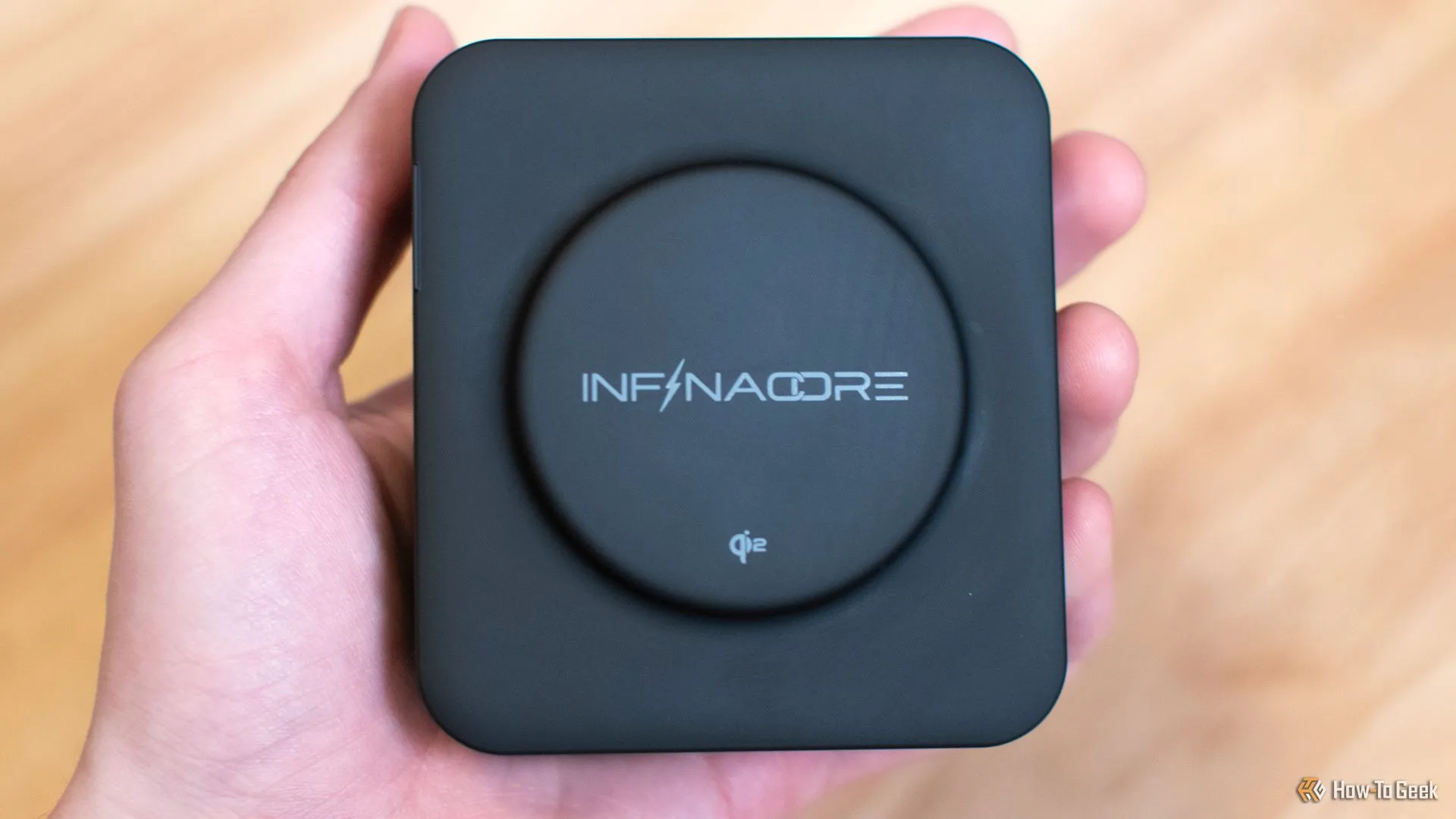 Miếng sạc không dây Qi2 trên InfinaCore P3 Pro, tương thích MagSafe, tiện lợi cho iPhone và các thiết bị hỗ trợ Qi