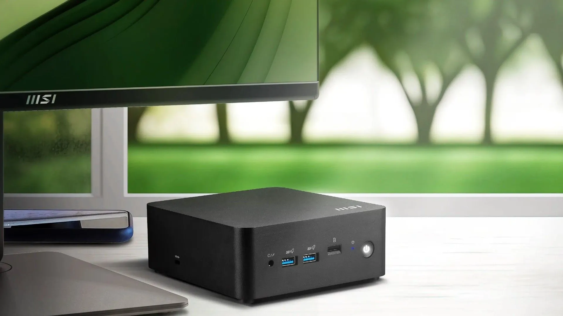 Mini PC MSI Cubi NUC AI Series nhỏ gọn cạnh màn hình